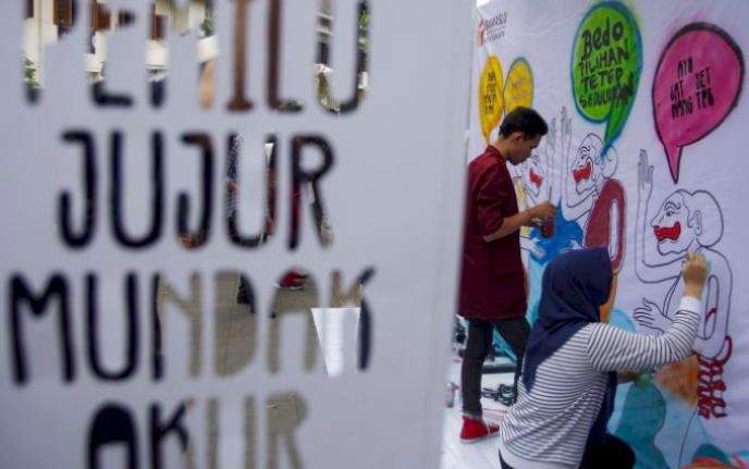 Mahasiswa ISI Surakarta membuat mural dengan tema pemilu di Pasar Gede, Solo.