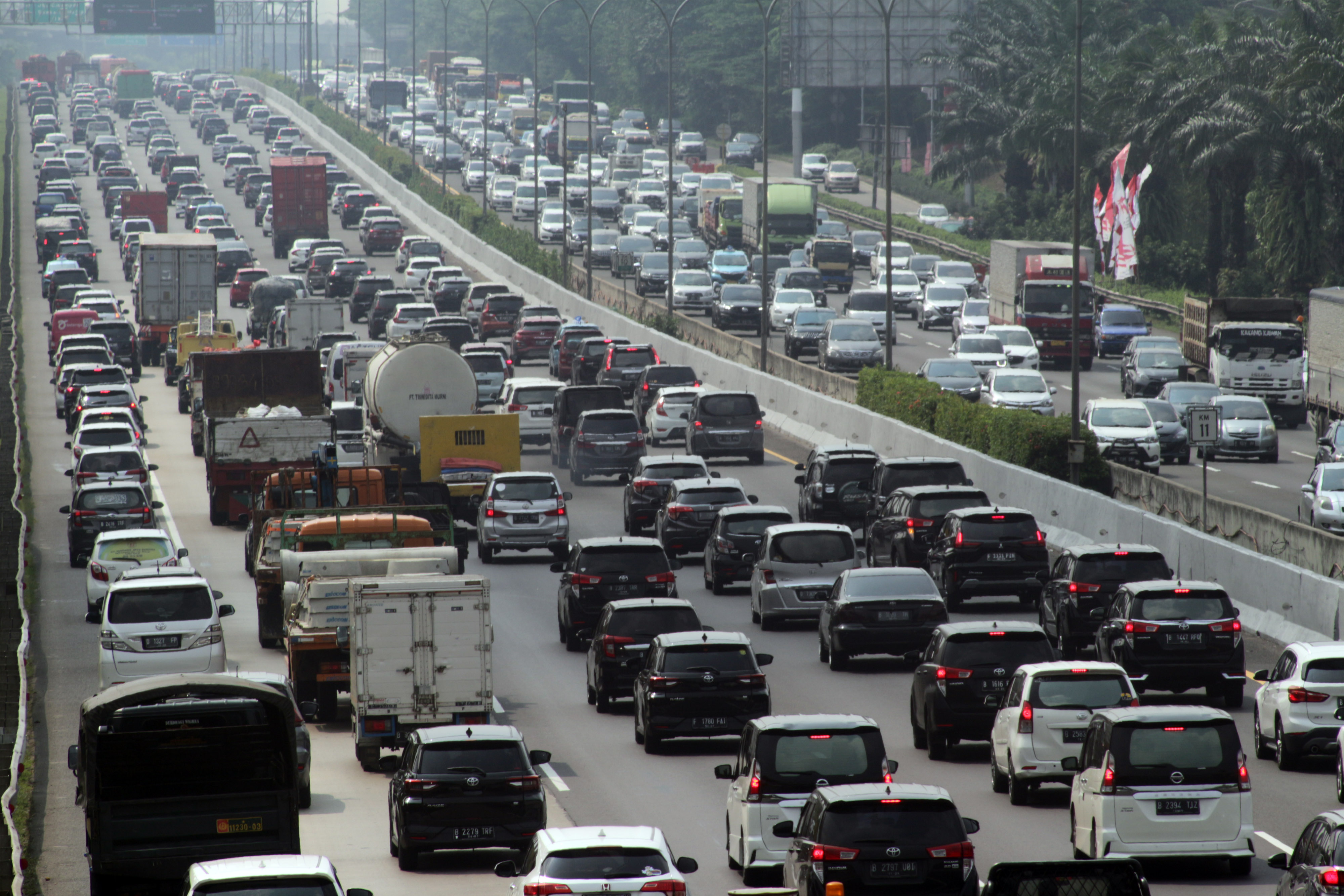 Potret kepadatan lalu lintas di ruas jalan tol.