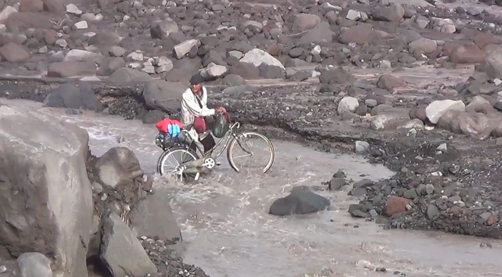 Warga Nekat Melintasi Jalur Alternatif Curah Kobokan