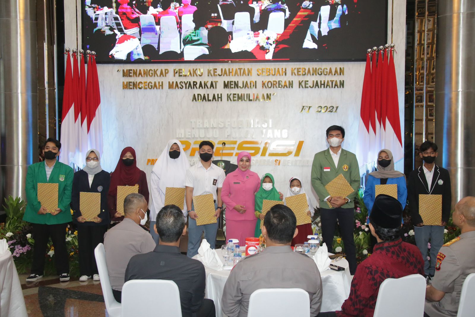 Acara penyerahan pemberian biaya pendidikan kepada putra dan putri berprestasi dari anggota polisi Polda Metro Jaya di Jakarta.  