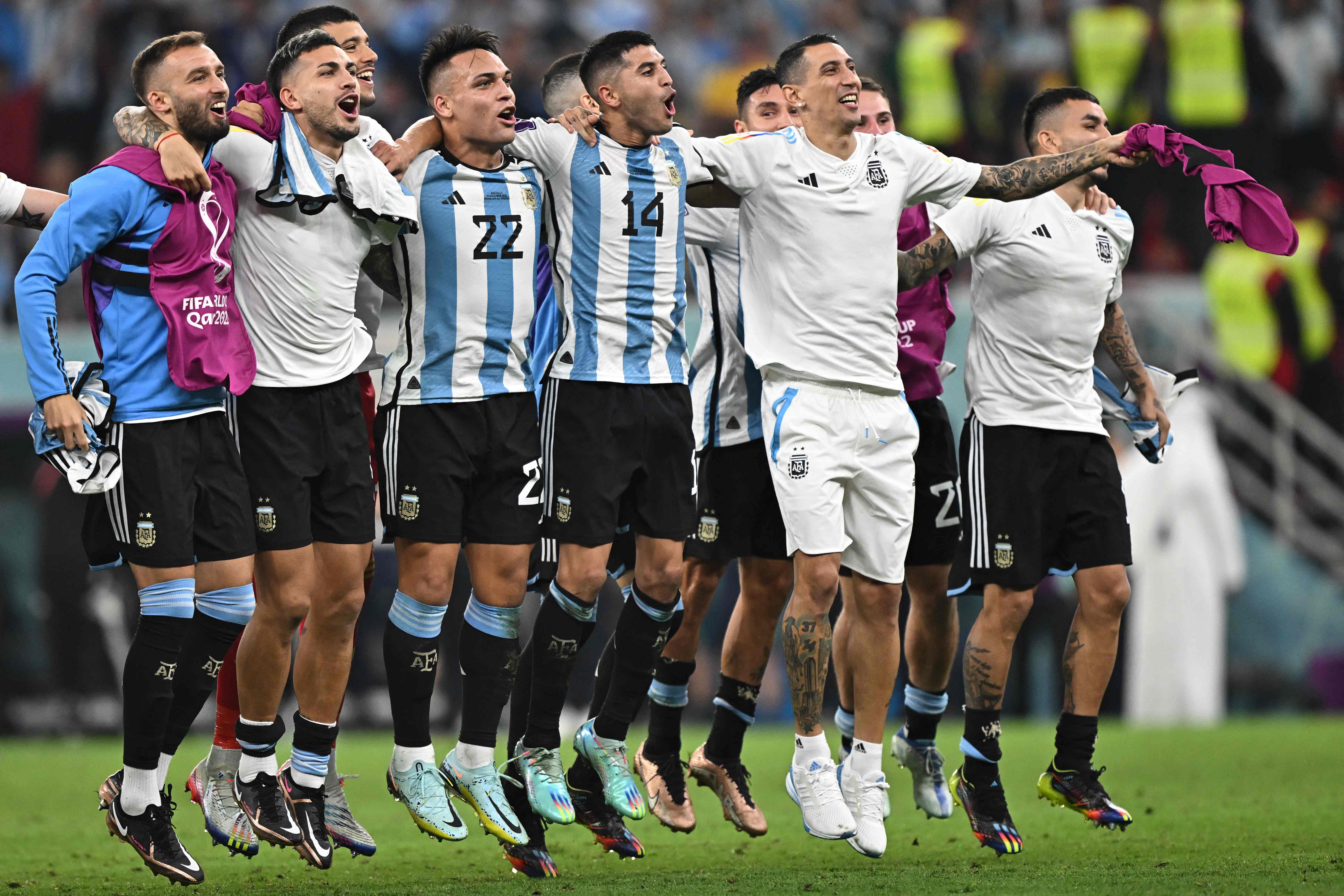 Para pemain Argentina melakukan selebrasi setelah lolos ke babak selanjutnya usai mengalahkan Australia 2:1 di Piala Dunia 2022, Minggu WIB