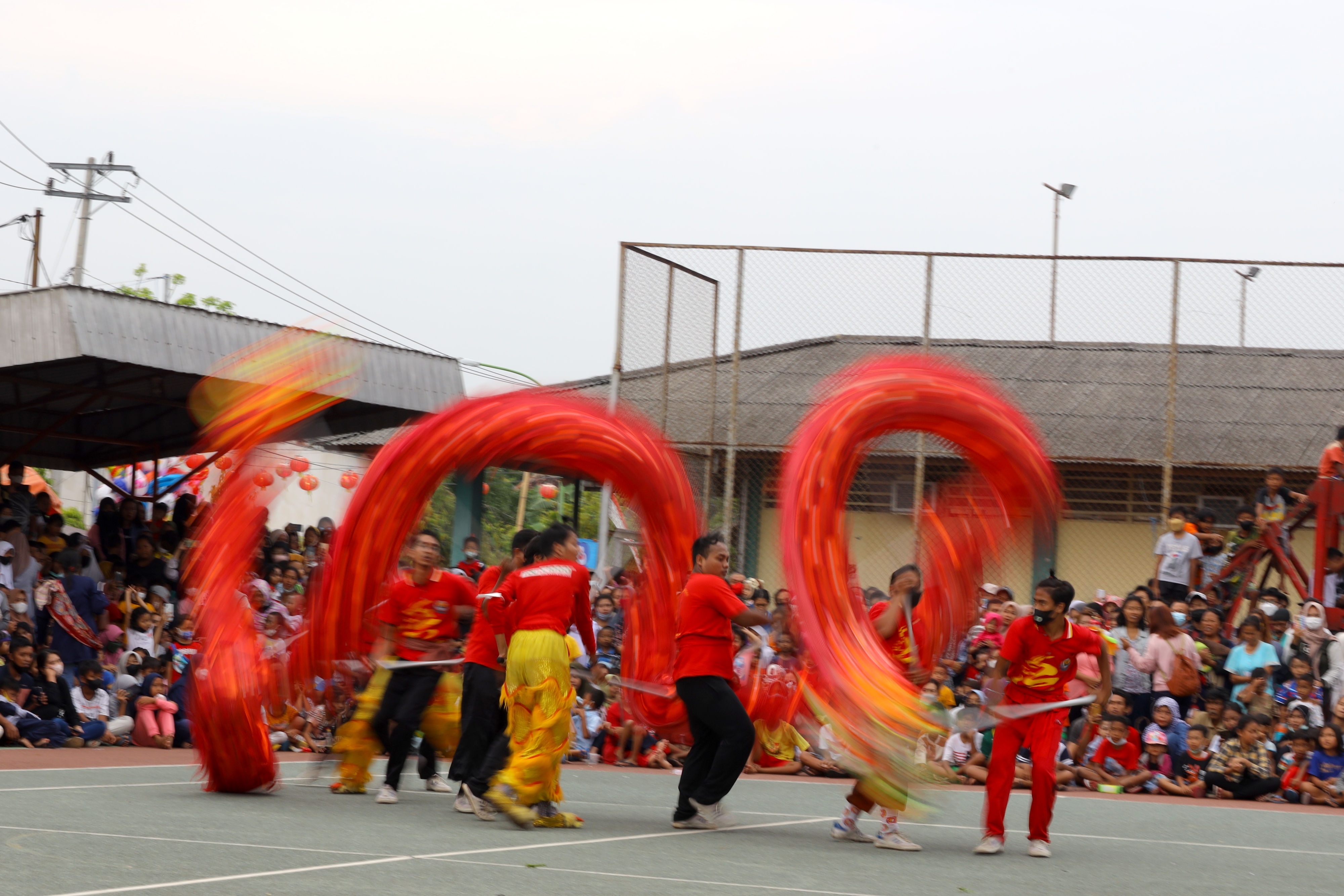 Kelompok seni Naga Liong menghibur pengunjung pada Festival Imlek di Klenteng Hoo Tong Bio, Banyuwangi, Jawa Timur.