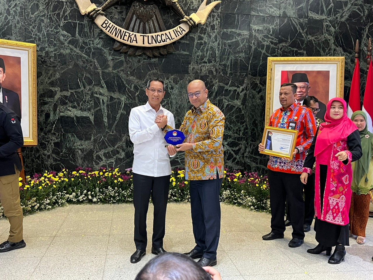 Dirut PAM JAYA, Arief Nasrudin, dan Gubernur DKI Jakarta, Pj Heru Budi Santoso, nilai  PAM JAYA, BUMD terbaik atas keterbukaan informasi pel