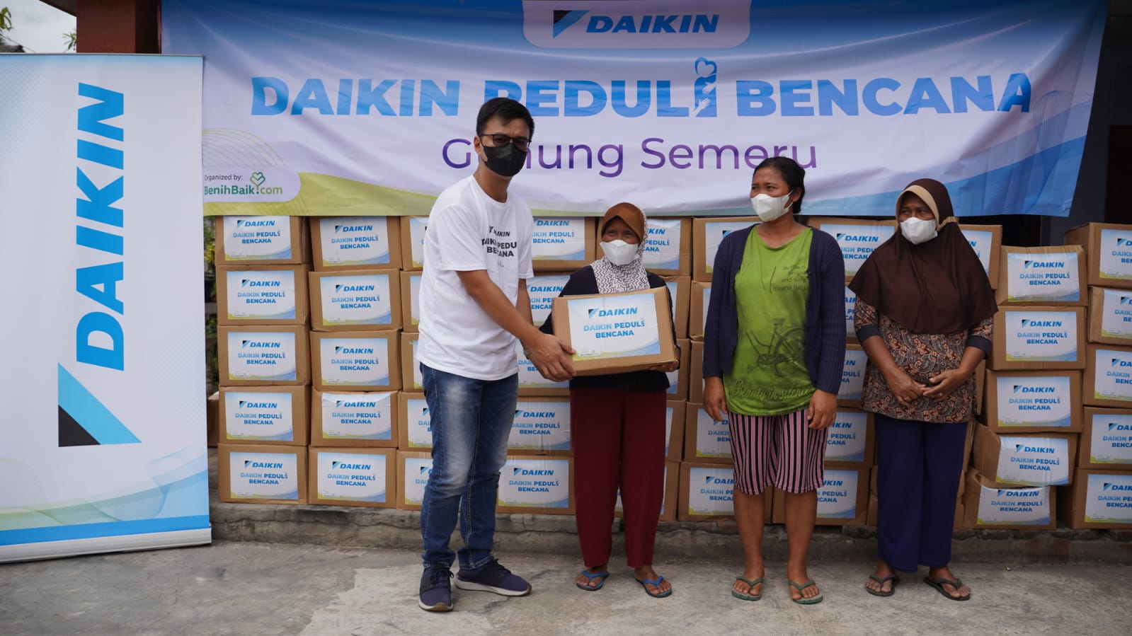 Daikin menyalurkan bantuan sembako ke pengungsi erupsi Gunung Semeru