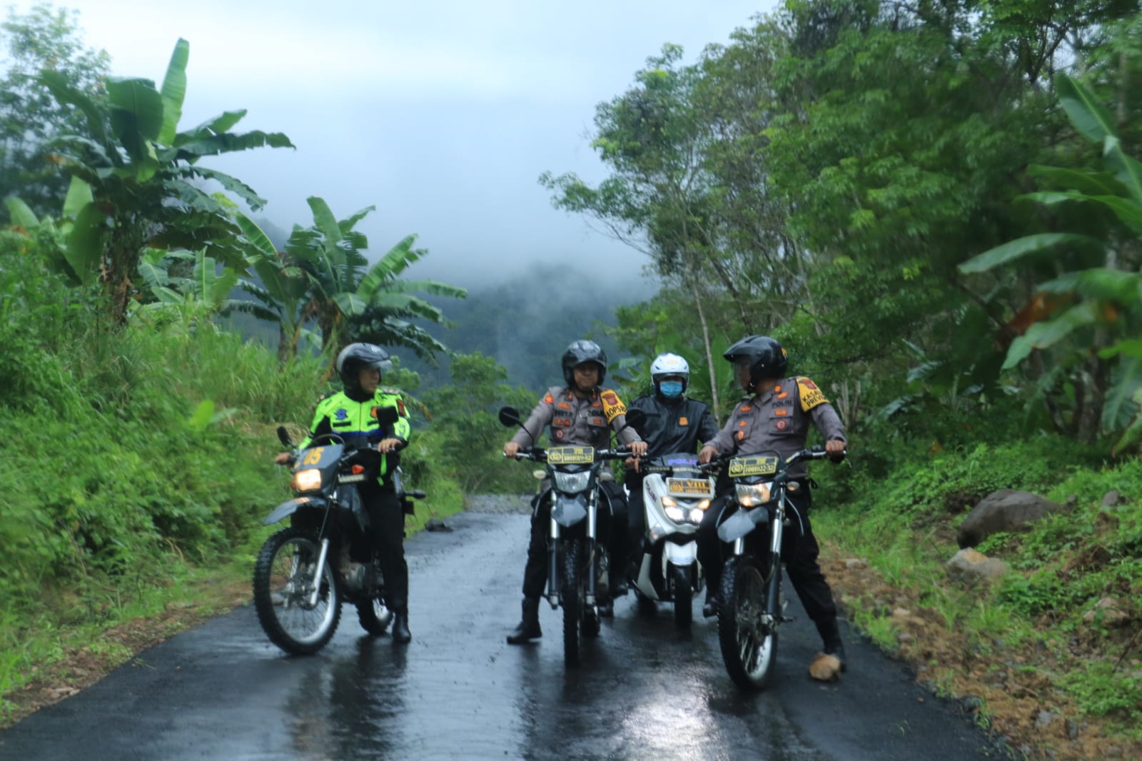 Jalur alternatif Cikidang untuk kendaraan dari Sukabumi menuju Palabuhanratu, Jawa Barat, atau sebaliknya.