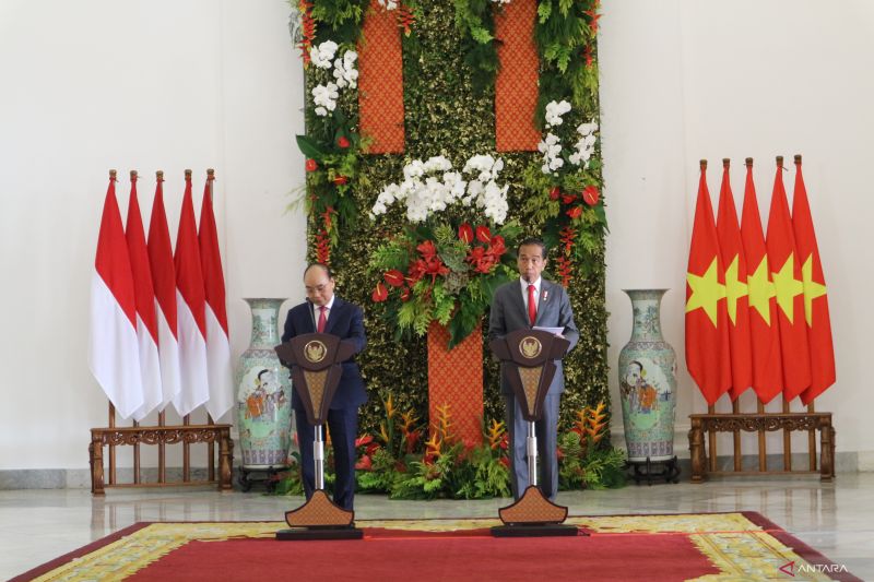Presiden Joko Widodo menyampaikan pernyataan pers bersama dengan Presiden Republik Sosialis Vietnam Nguyễn Xuân Phúc