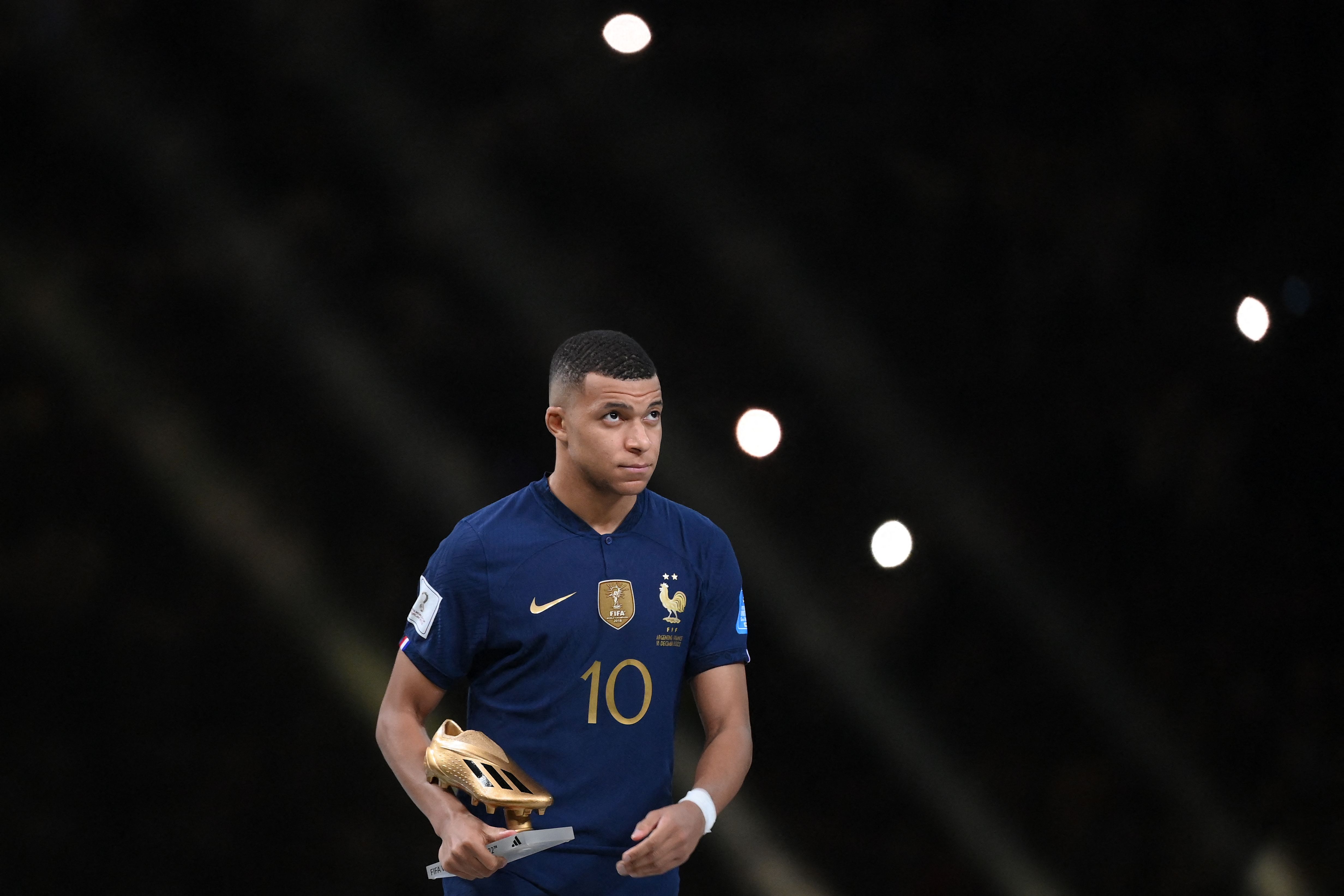 Penyerang Prancis Kylian Mbappe usai menerima Golden Boots sebagai pencetak gol terbanyak Piala Dunia 2022.