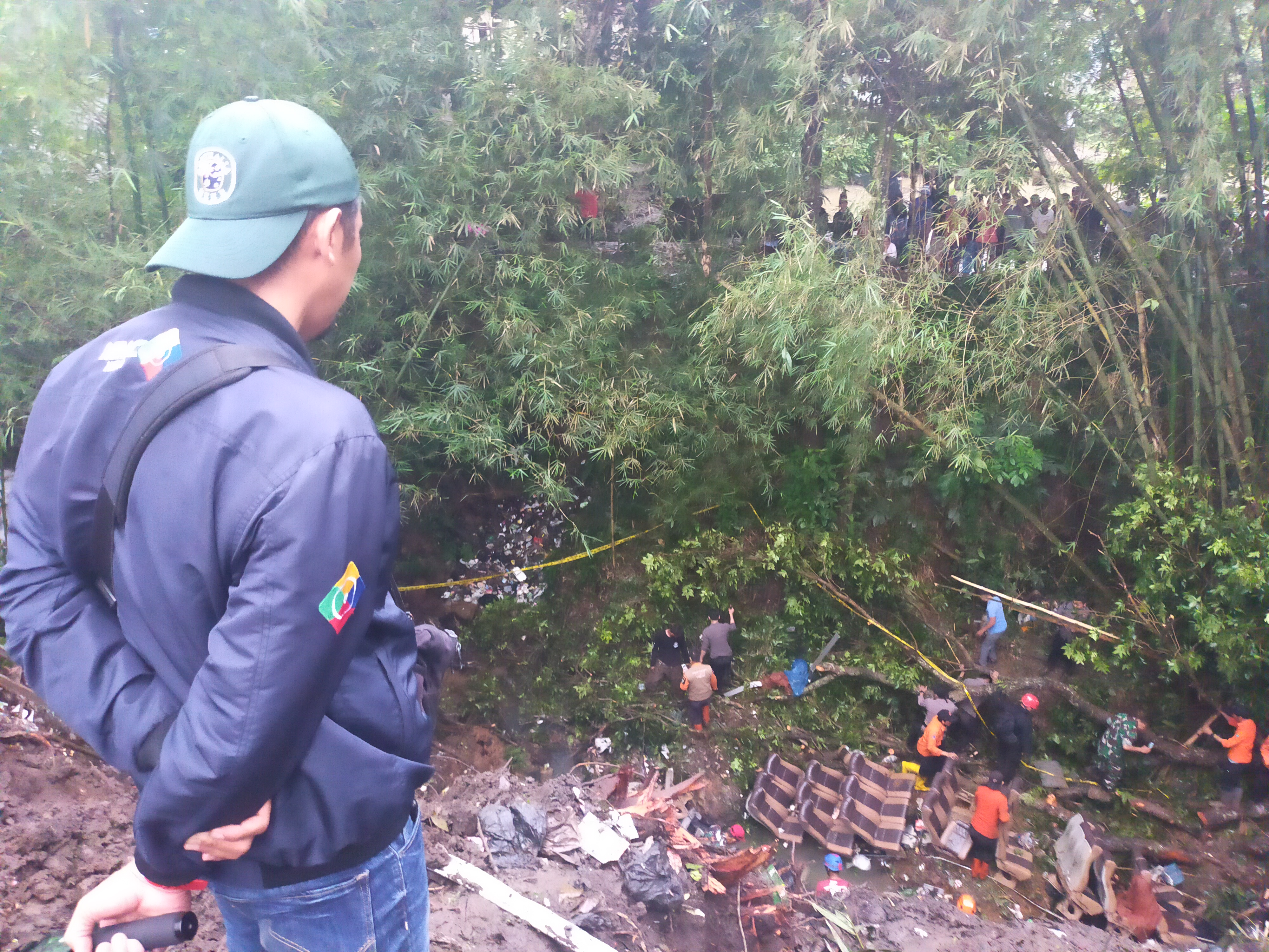 Proses evakuasi bus pariwisata yang masuk jurang tengah dilakukan.