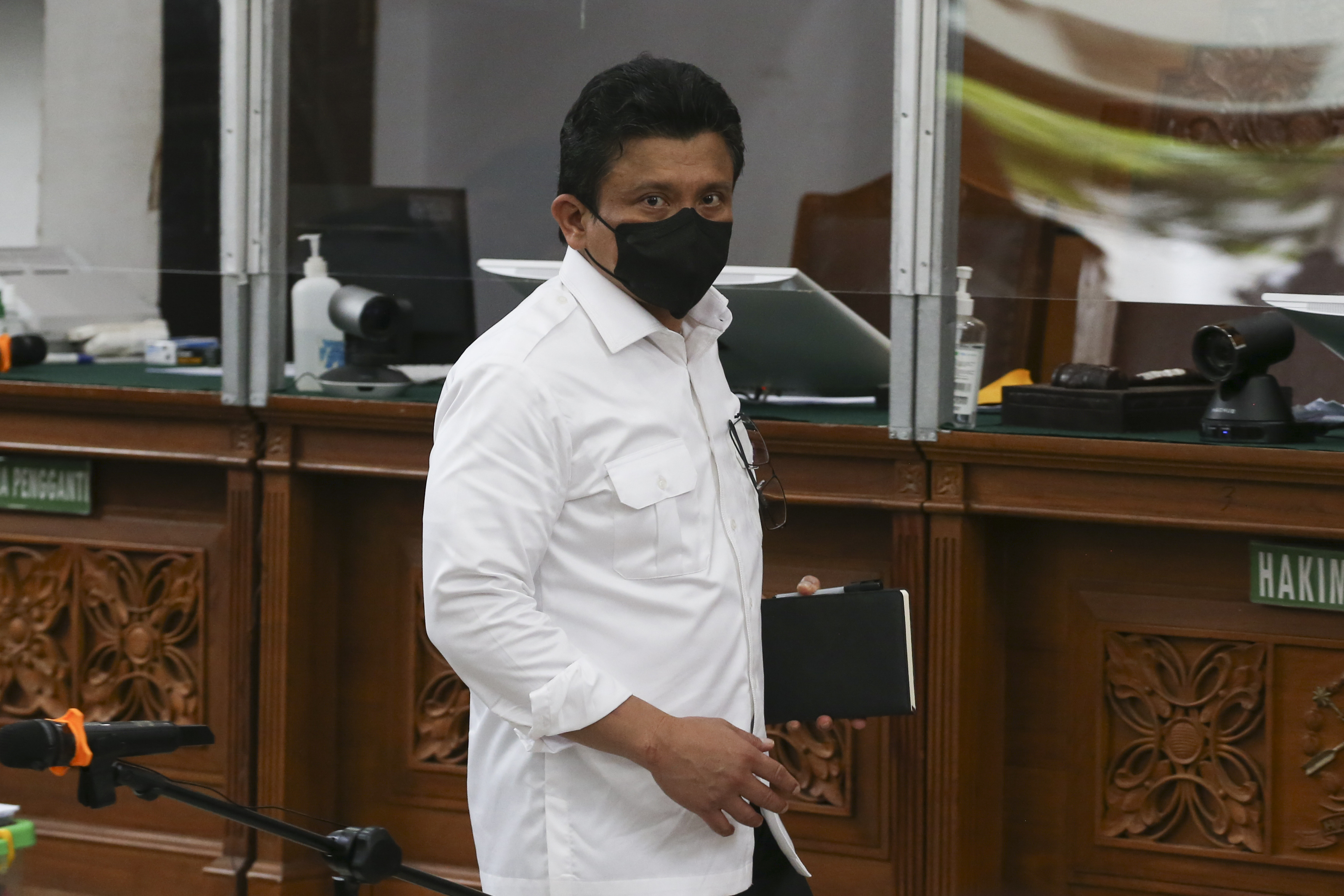 Terdakwa kasus dugaan pembunuhan berencana terhadap Brigadir J, Ferdy Sambo, memasuki ruang sidang di PN Jaksel, Rabu (7/12).