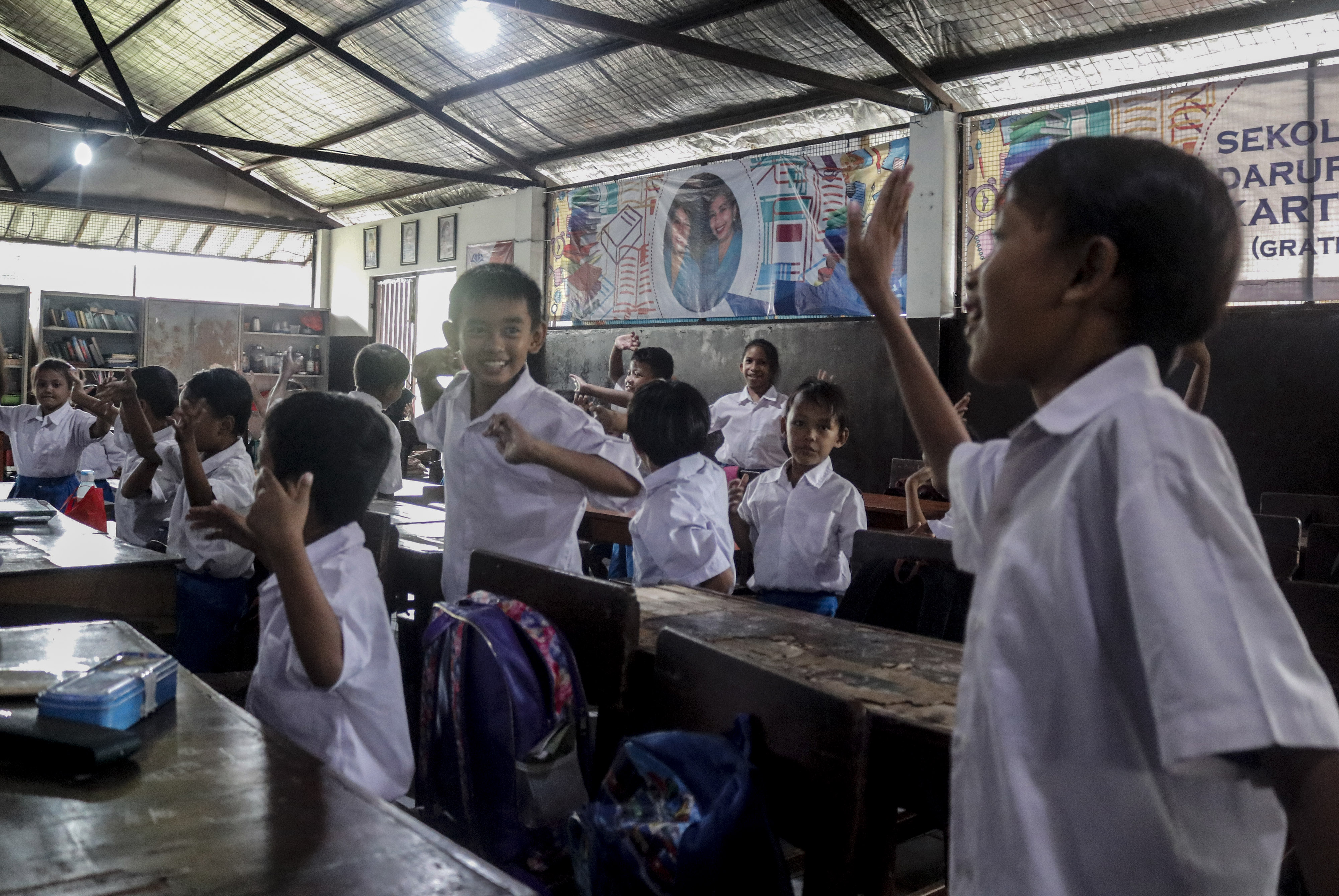 Ilustrasi--Sejumlah siswa menari di Sekolah Darurat Kartini, Kampung Bandan, Jakarta.