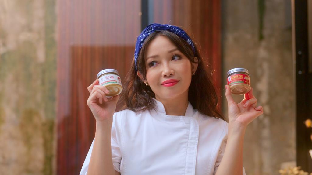 Chef Marinka menunjukkan bumbu masak DryRub Nusantara