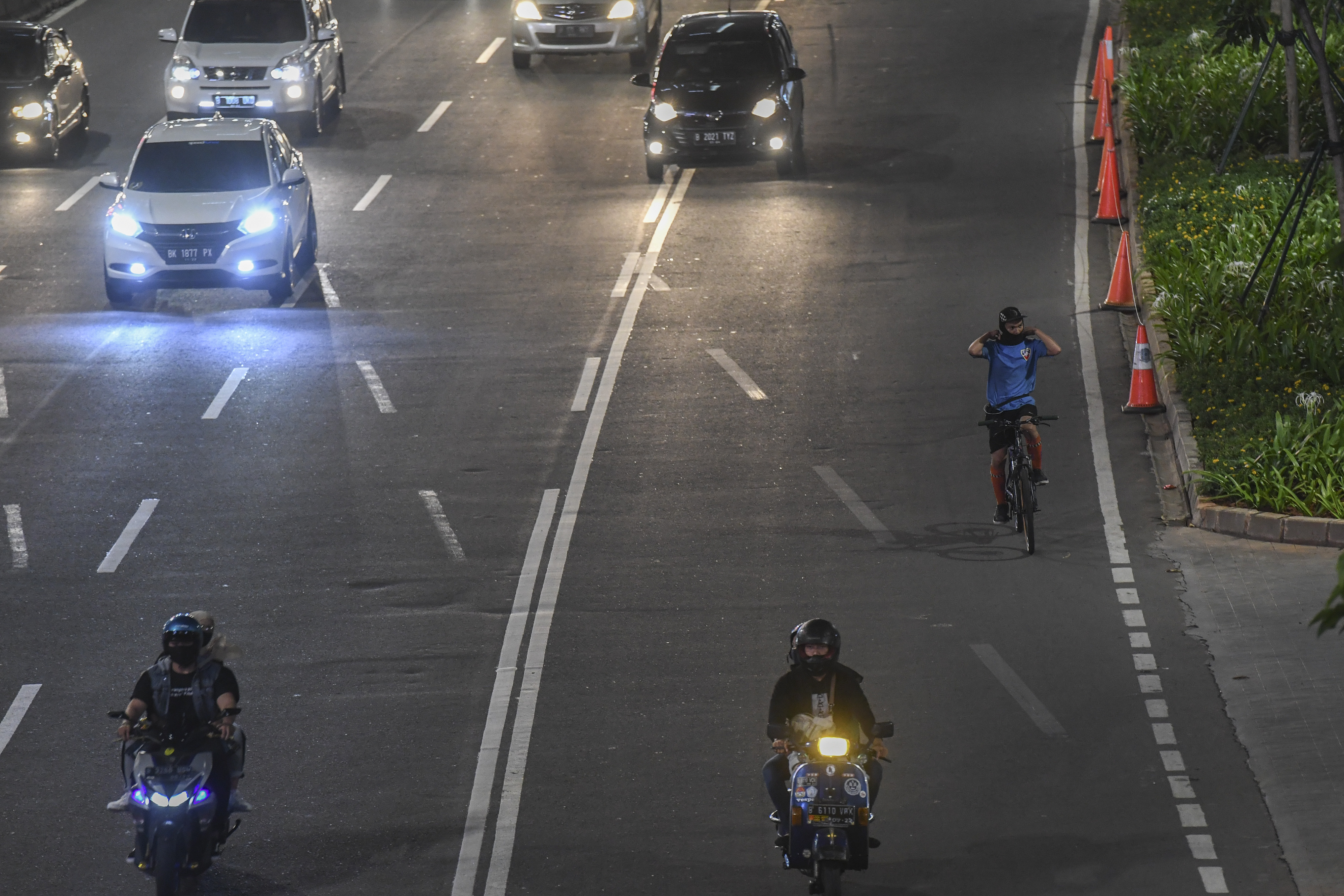 Potret kendaraan melintasi Jalan Sudirman, Jakarta, pada malam hari.