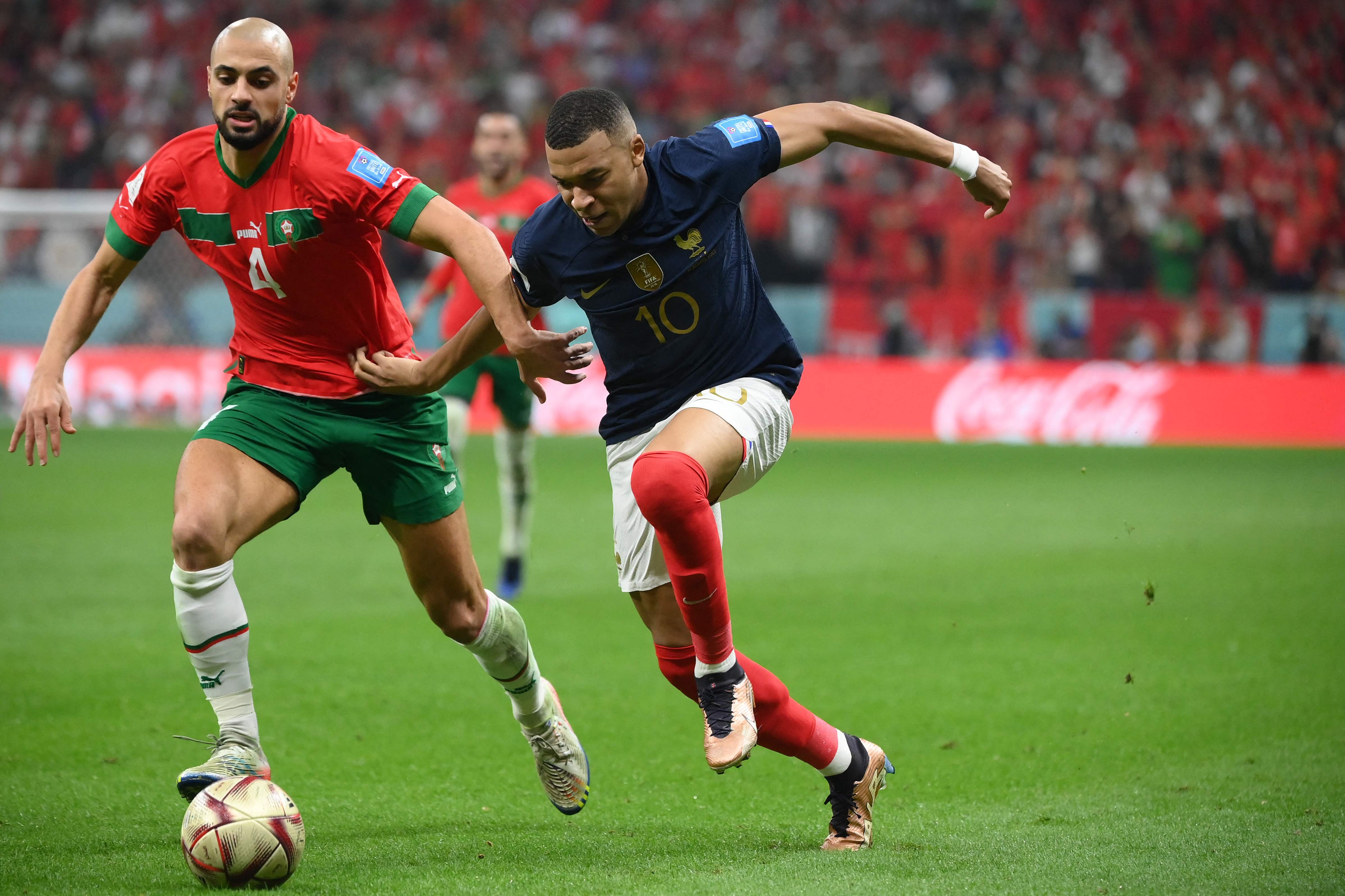 Bek timnas Maroko Sofyan Amrabat mengawal pergerakan gelandang Prancis Kylian Mbappe dalam laga semifinal Piala Dunia 2022.