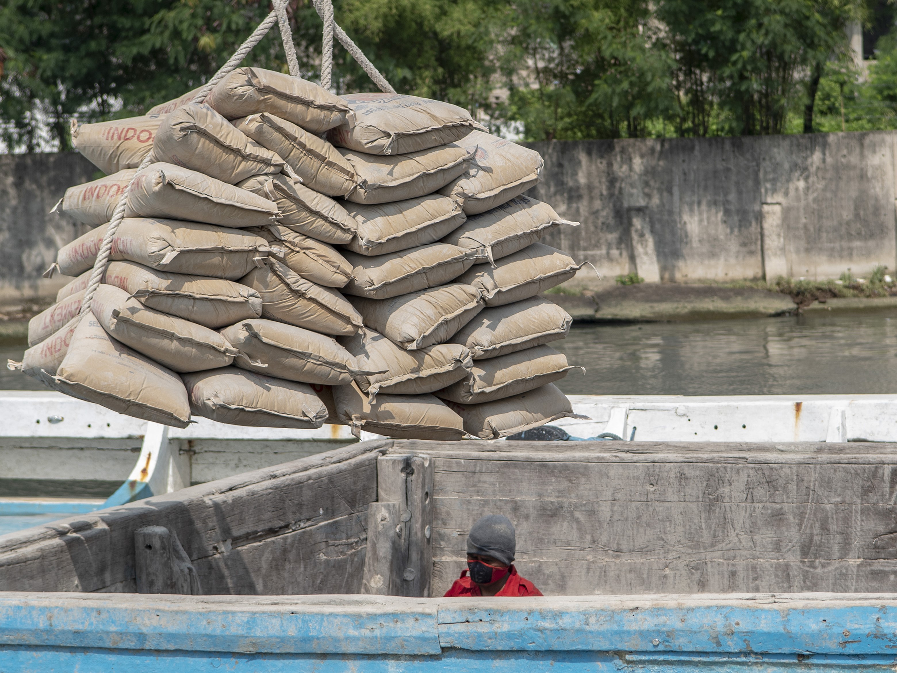 Sejumlah buruh angkut melakukan aktivitas bongkar muat semen di Pelabuhan Sunda Kelapa di Pelabuhan Sunda Kelapa, Jakarta, Kamis (6/10).