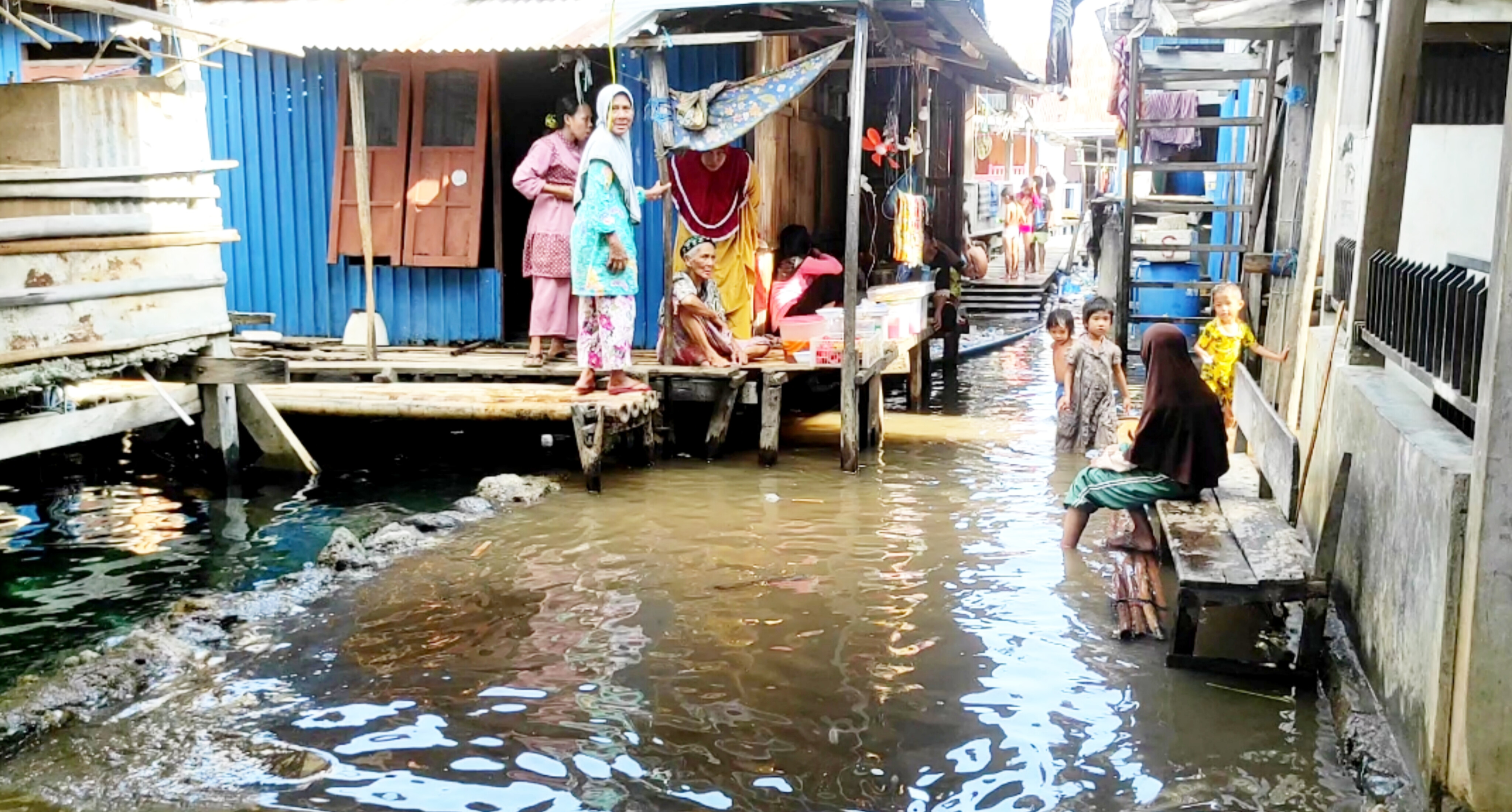 Banjir rob melanda wilayah pesisir di Kabupaten Sikka, NTT sejak 24-25 Desember 2022.