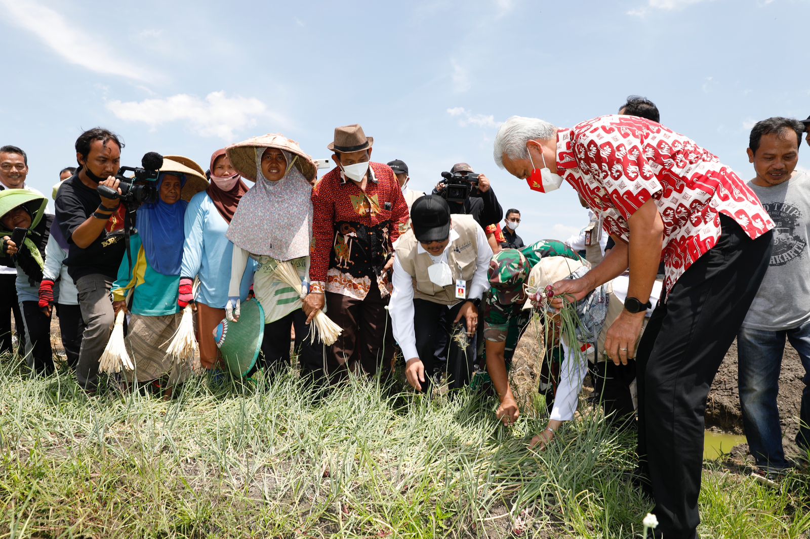 Gubenur Jateng Ganjar Pranowo (batik merah).