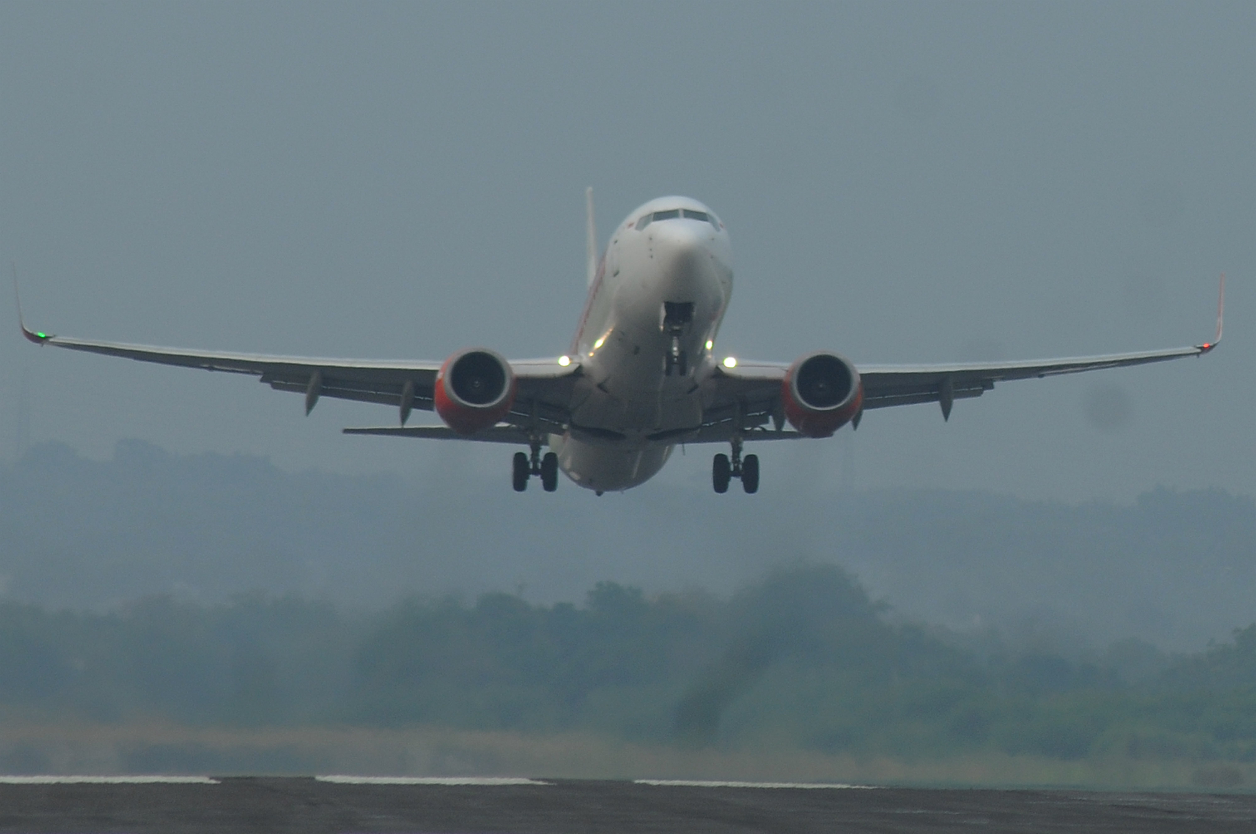 Pesawat komersial lepas landas di Bandara Adi Soemarmo, Boyolali, Jawa Tengah.