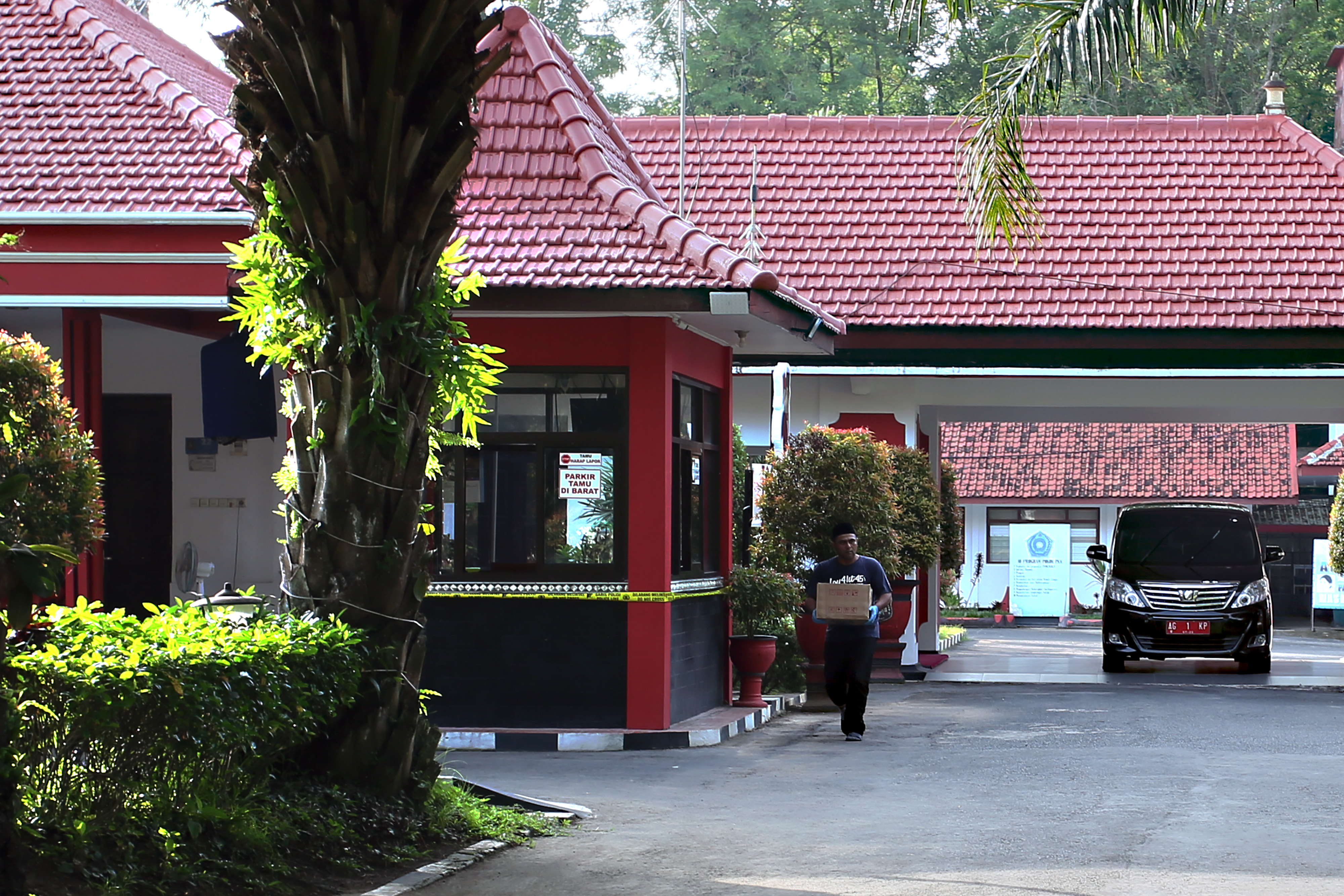 Polisi melakukan olah TKP setelah peristiwa perampokan di Rumah Dinas Wali Kota Blitar, Jawa Timur, Senin (12/12).