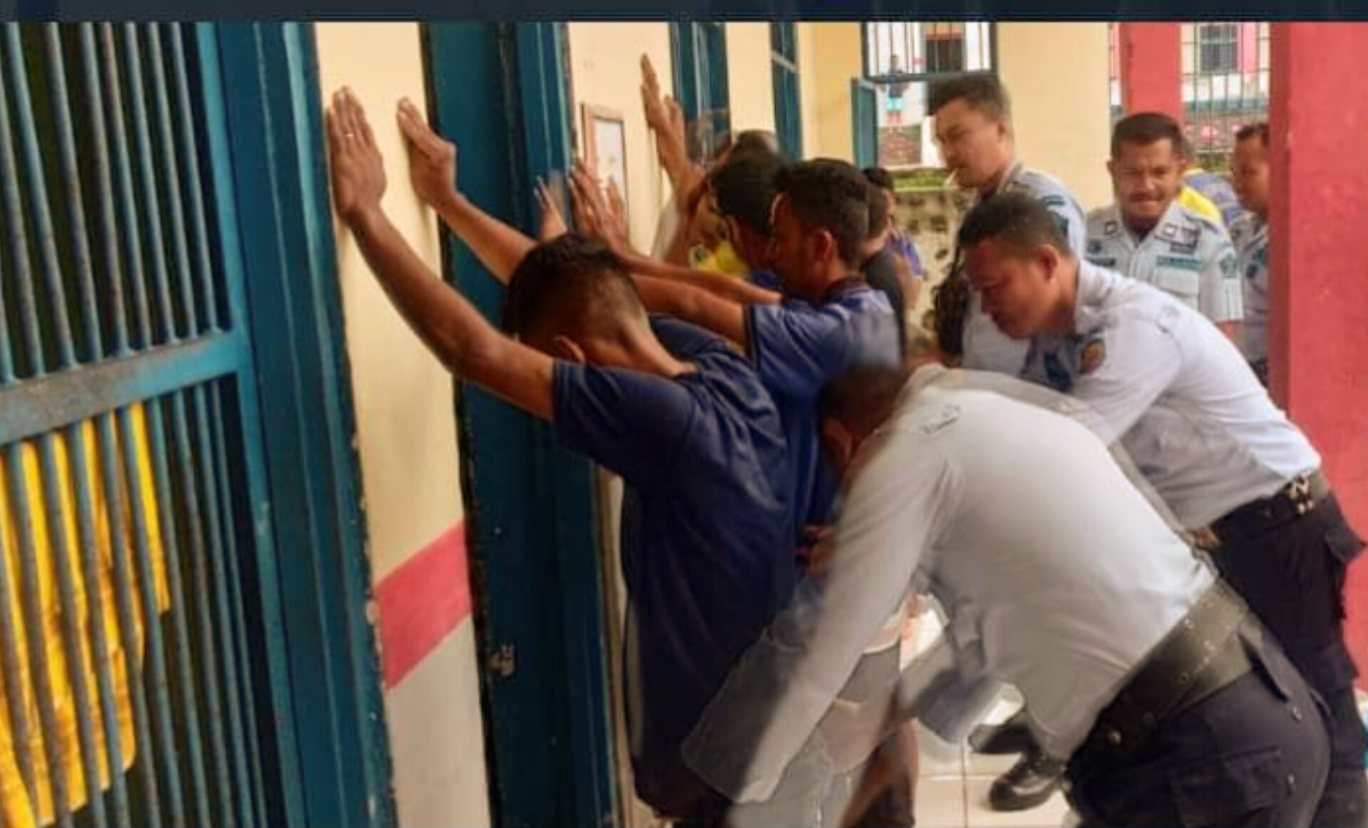 Petugas menggelah para napi di Lapas Kelas IIB Ende, NTT.