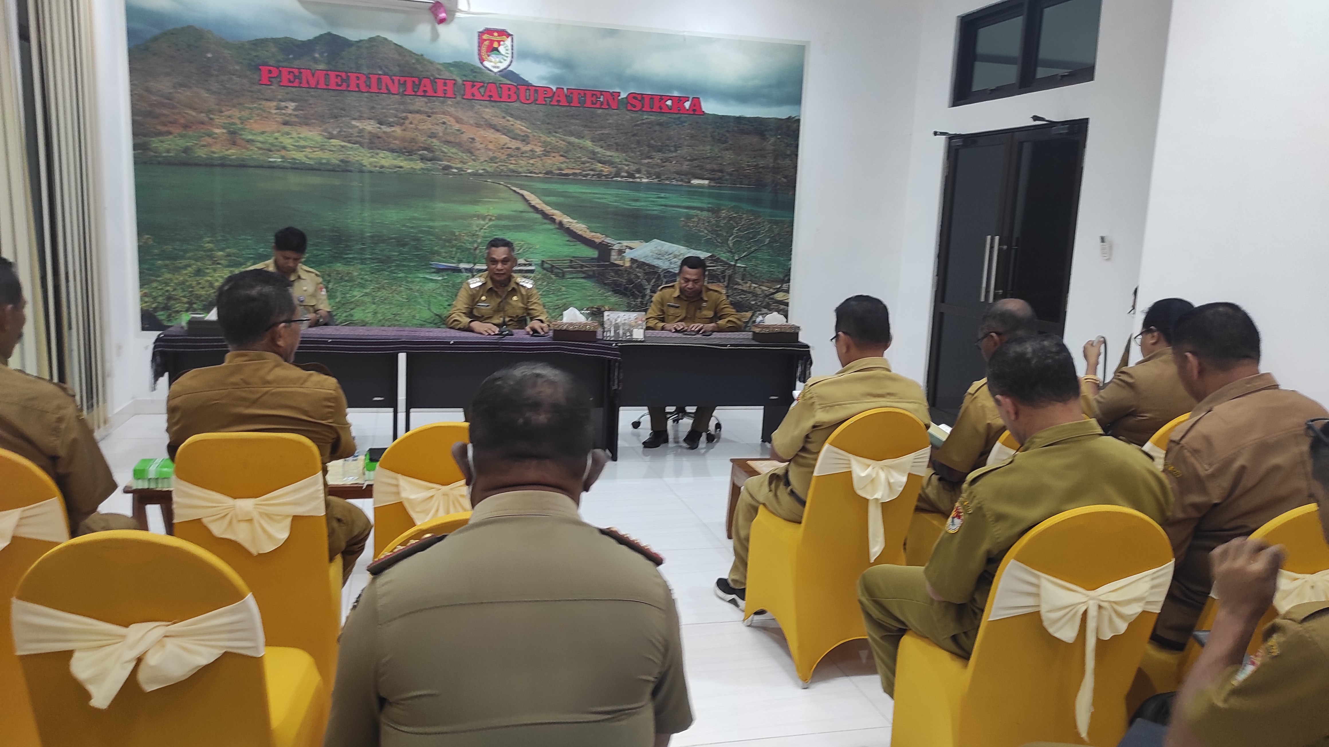 Bupati Sikka Fransiskus Roberto Diogo memimpin rapat koordinasi dalam penanganan korban bencana akibat badai rob di wilayahnya, Selasa (27/1