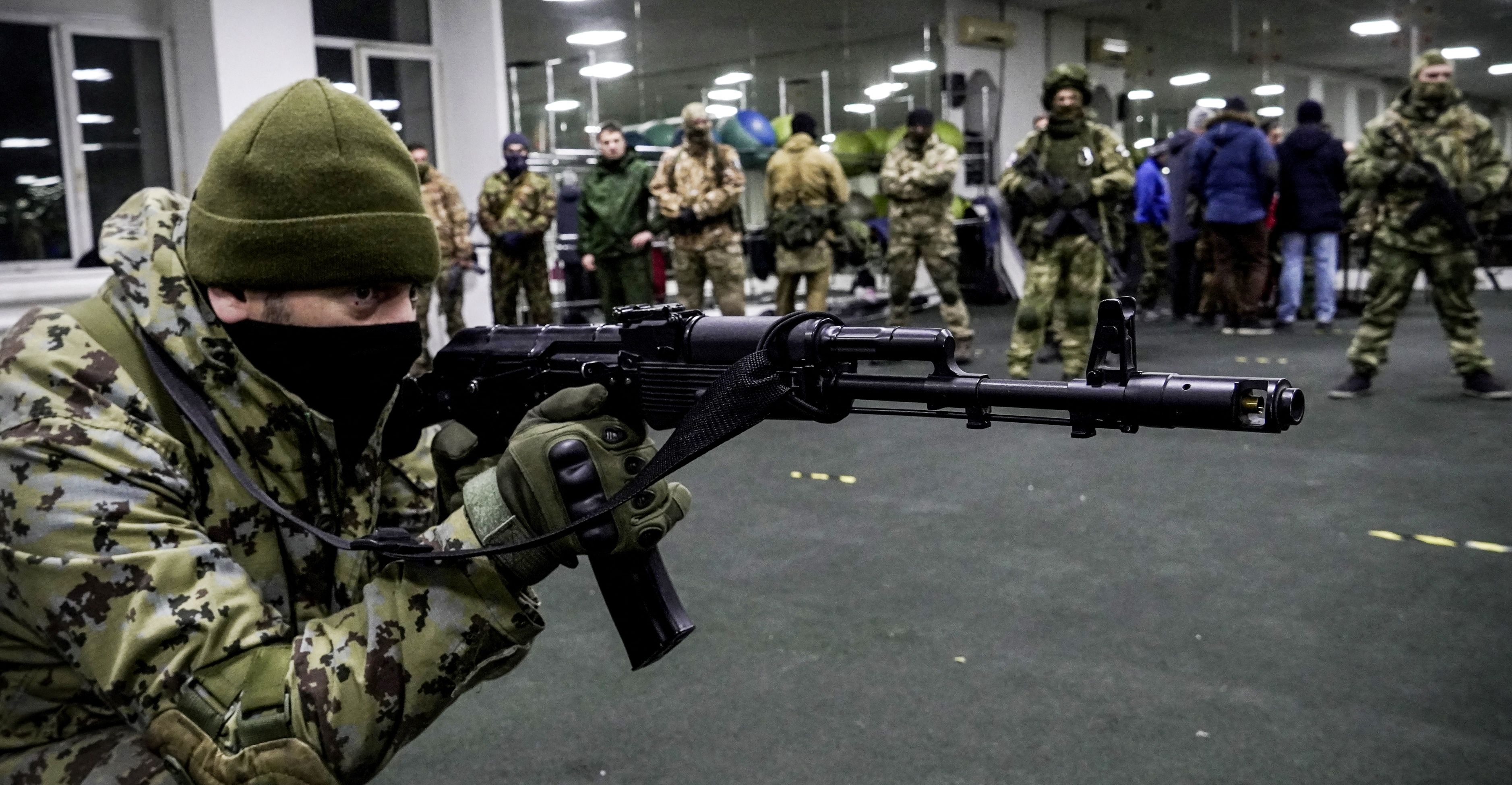 Pasukan sukarelawan Rusia sedang melakukan latihan militer di Rostov, Rusia, Selasa (6/12).   