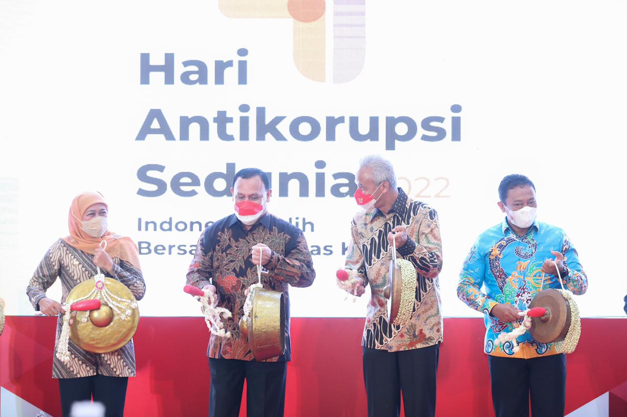 Gubernur Jatim Khofifah, Ketua KPK Firli Bahuri, Gubernir Jateng Ganjar Pranowo dan Wagub Jatim di peringatan Hakordia 2022 di Surabaya, jat