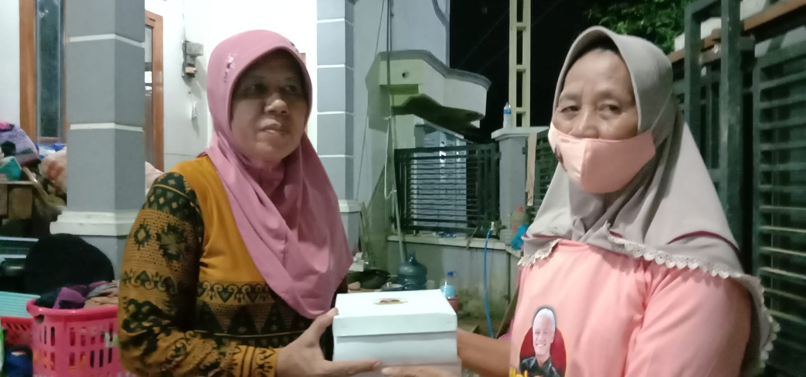Relawan mak ganjar Jateng membagikan ratusan paket makanan kepada korban banjir di Kabupaten Pati, Senin (5/12/2022)