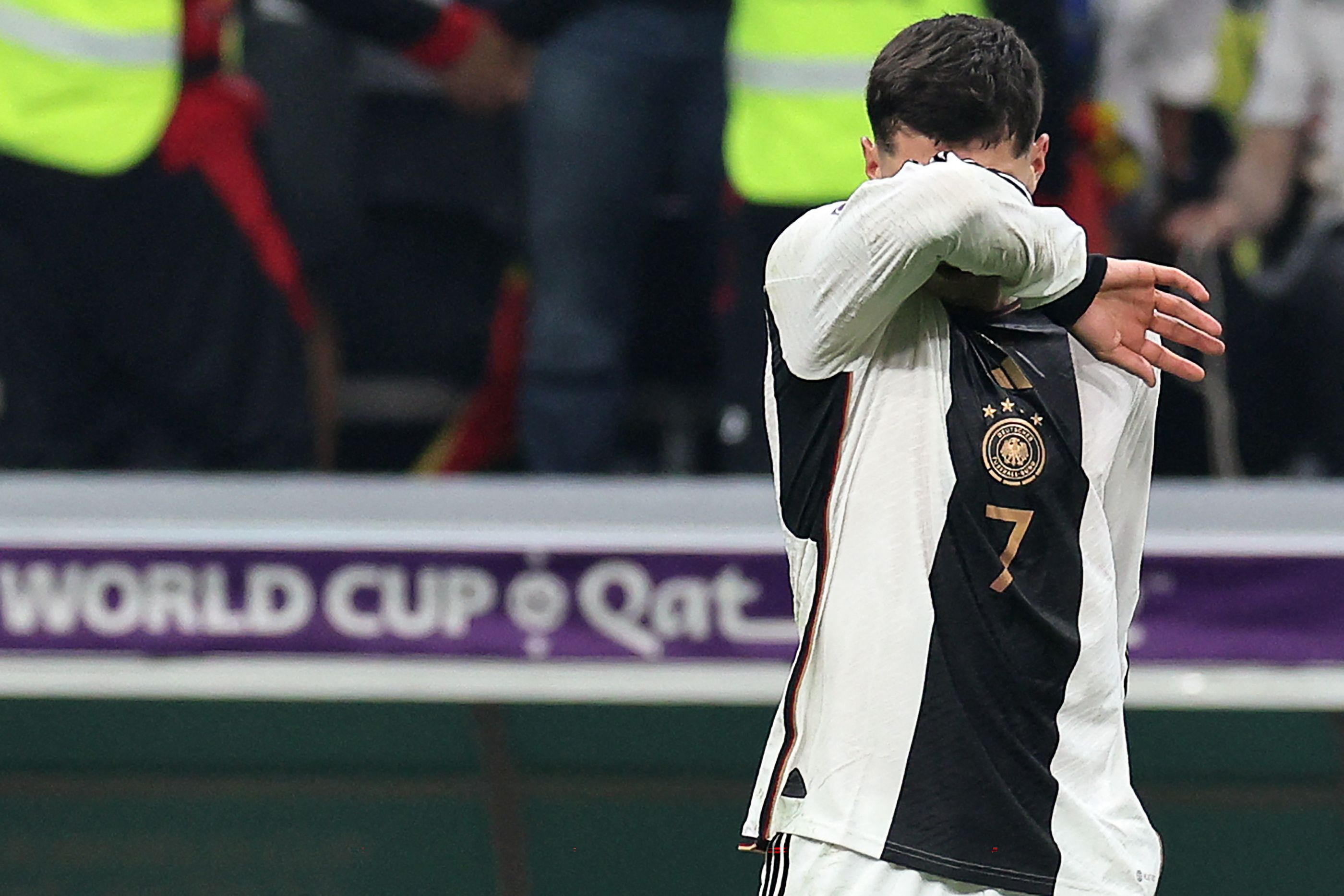 Gelandang Jerman Kai Havertz bereaksi usai tim Panser dipastikan tersingkir di babak penyisihan grup Piala Dunia 2022.