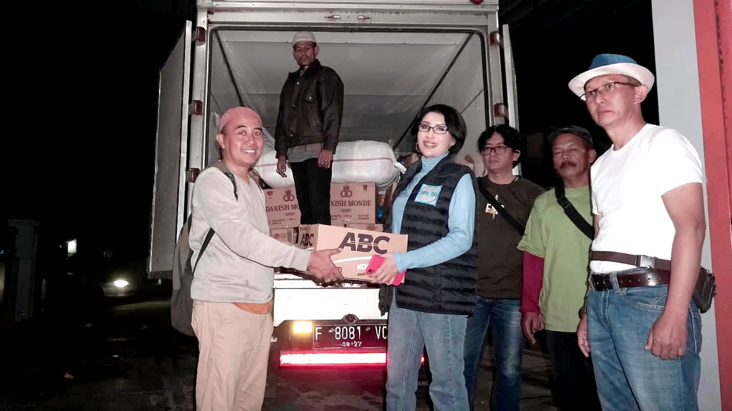 Ketua Apindo Jawa Barat Ning Wahyu Astutik menyerahkan bantuan untuk korban gempa bumi Cianjur