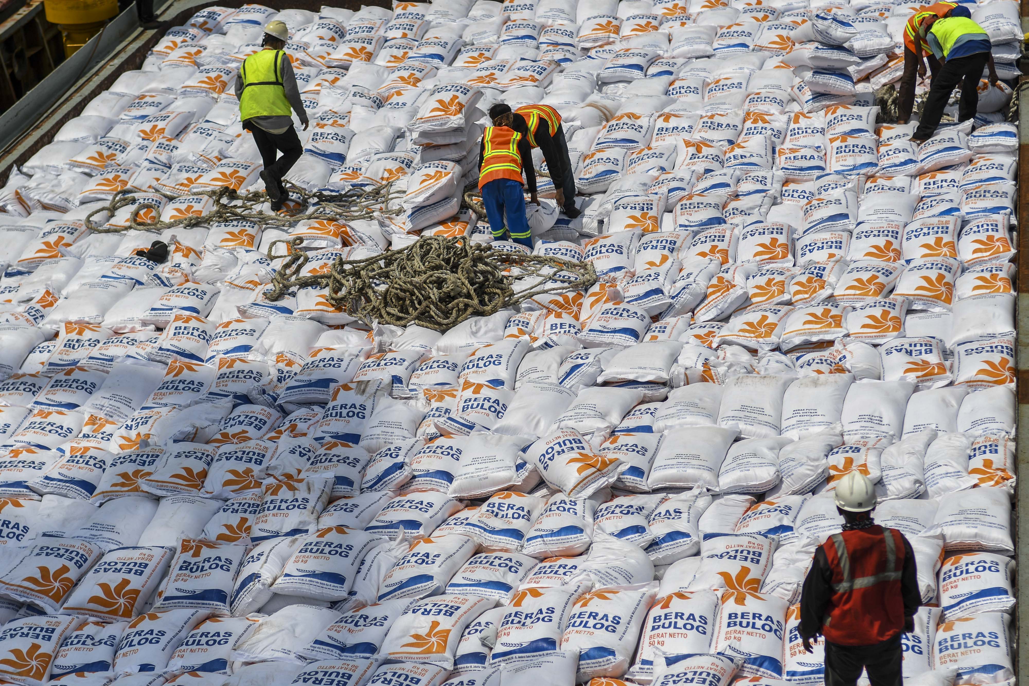  Pekerja menurunkan beras impor asal Vietnam milik Perum Bulog di Pelabuhan Tanjung Priok, Jakarta, Jumat (16/12).