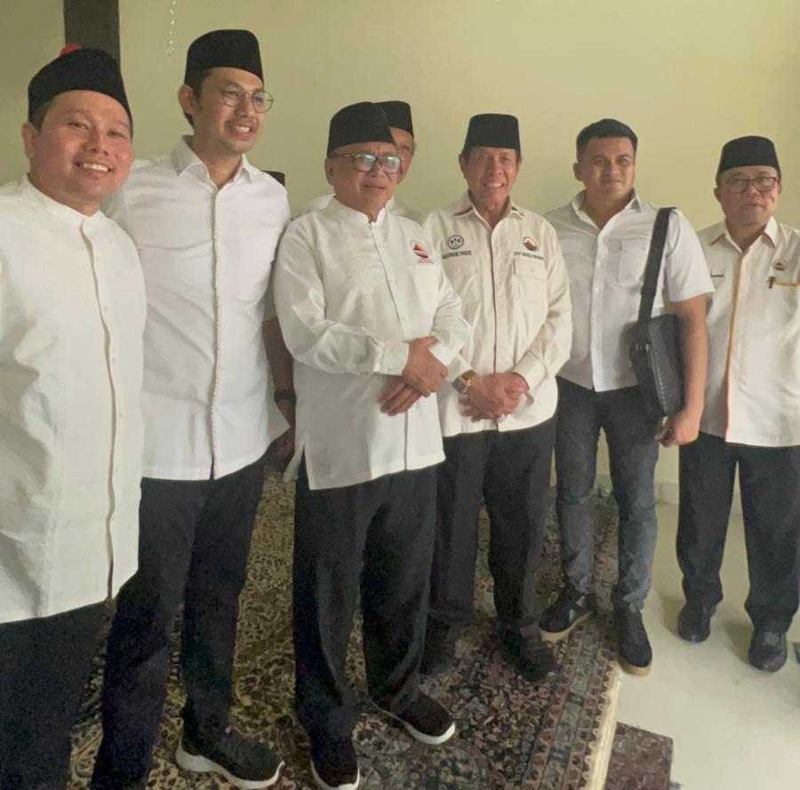 Ketua Umum Gebu Minang, Oesman Sapta Odang (OSO), bersama para pengrusu Gebu Minang. 