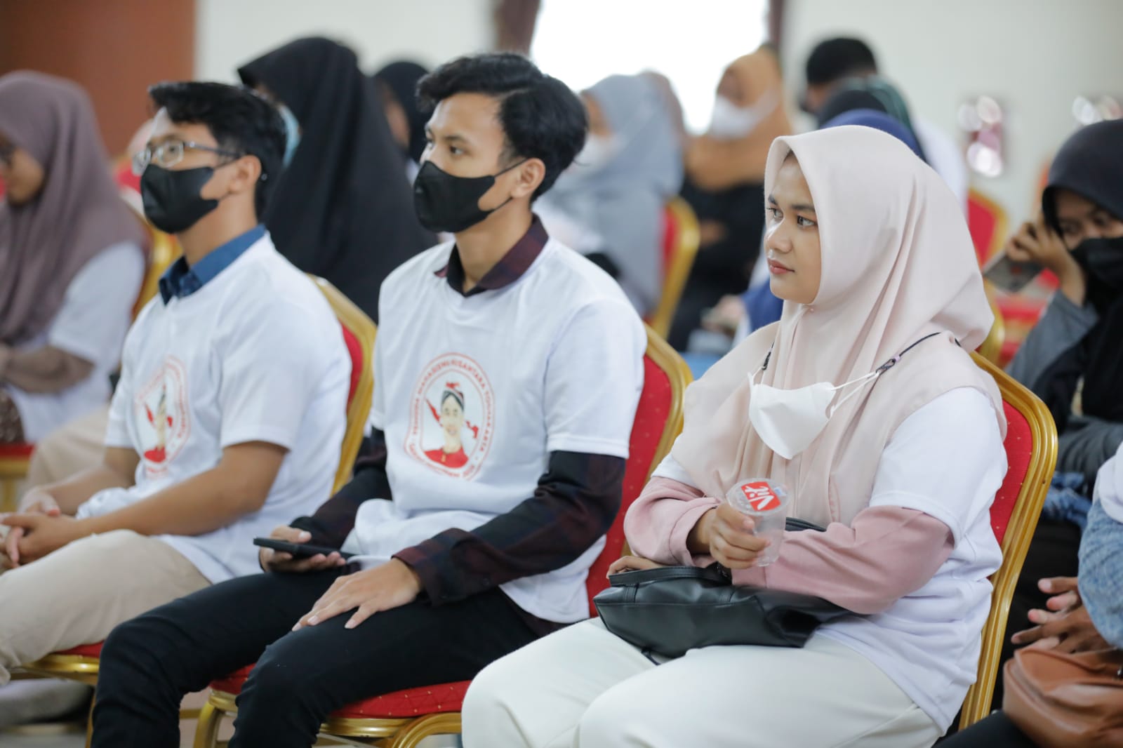 Pemuda Mahasiswa Nusantara Daerah Istimewa Yogyakarta (DIY), menggelar kegiatan bedah buku Ganjar Pranowo 'Memimpin dengan Akrab' yang diiku