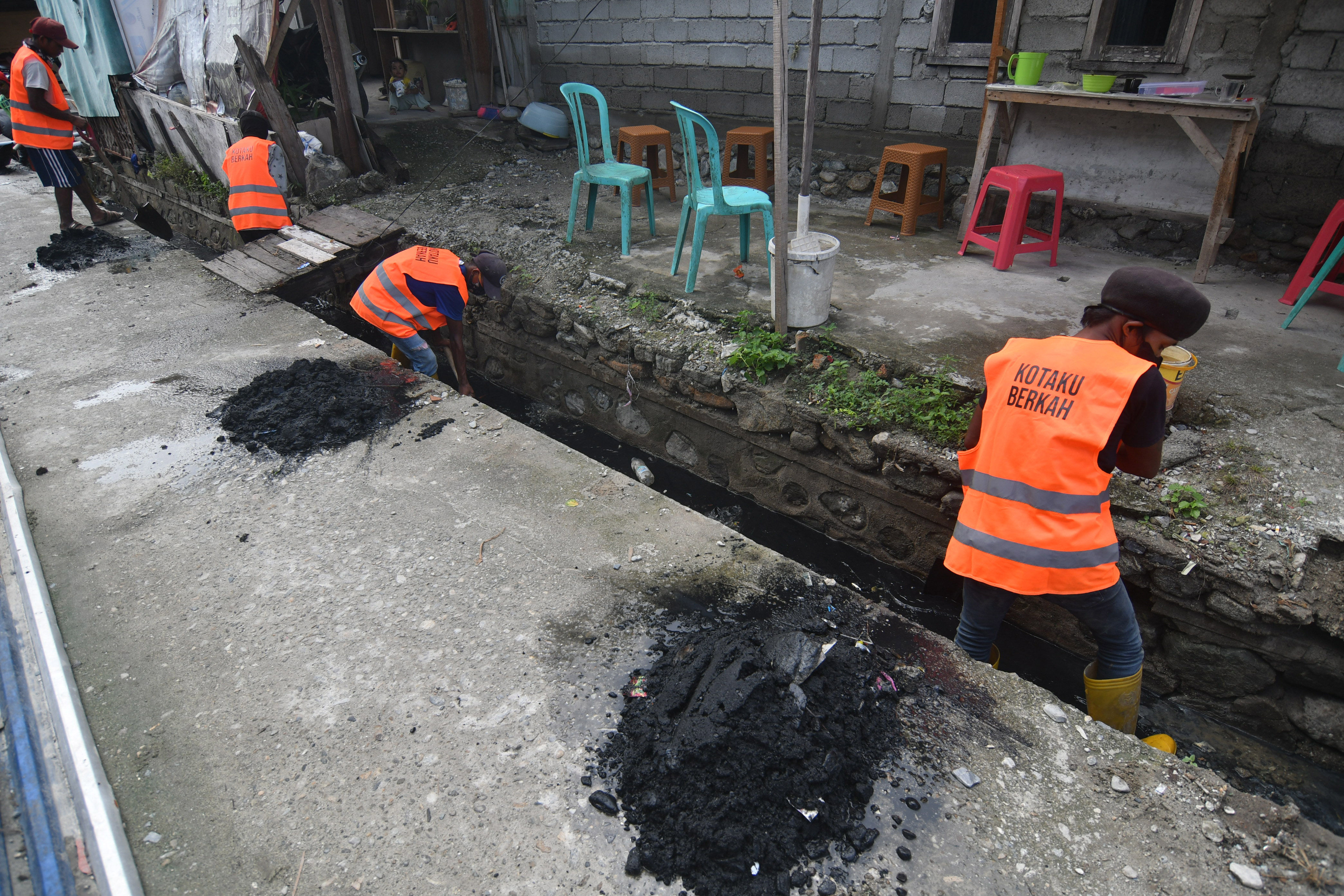 Ilustrasi pembersihan saluran air atau drainase