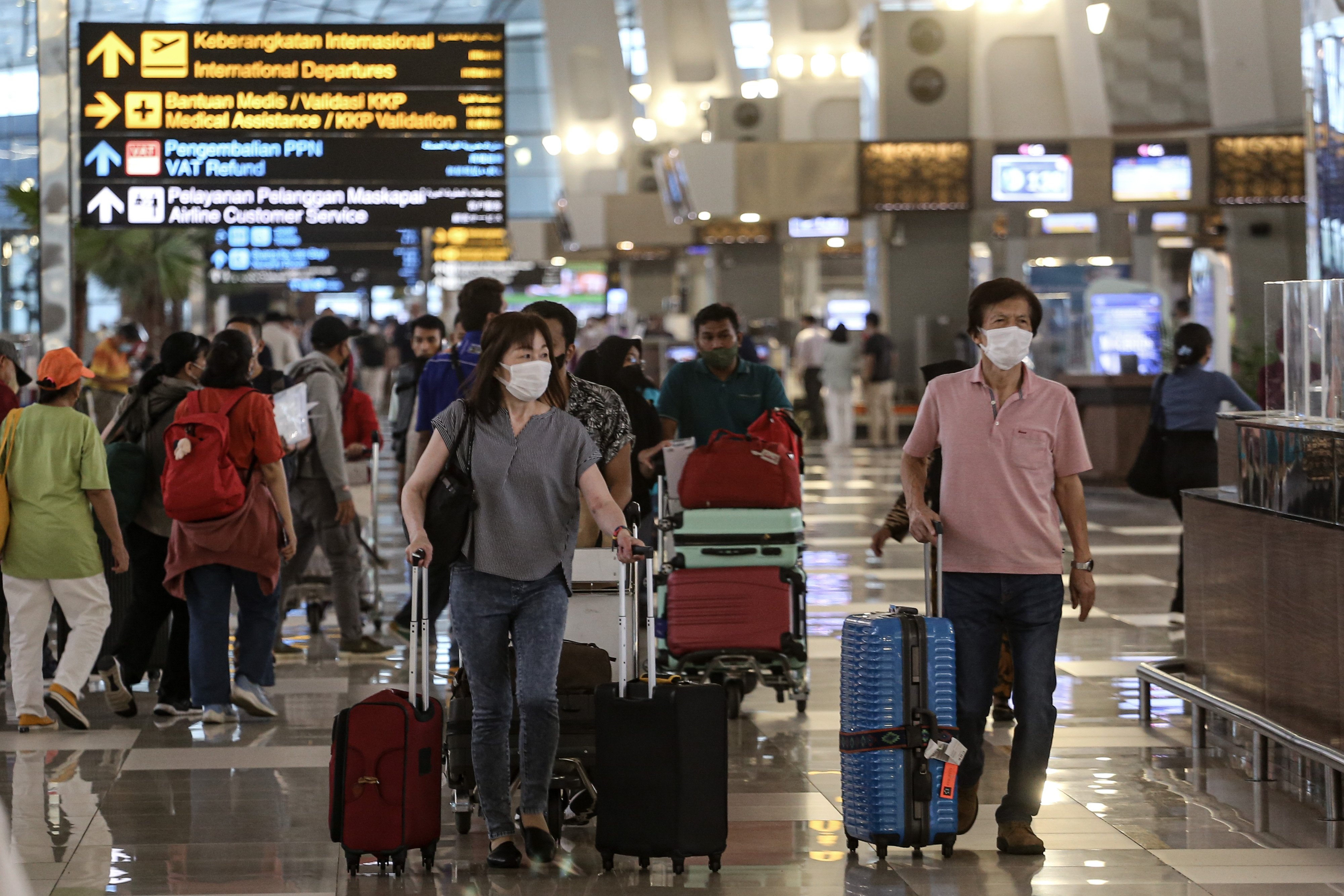 Calon penumpang pesawat berjalan di Terminal 3 Bandara Internasional Soekarno-Hatta.