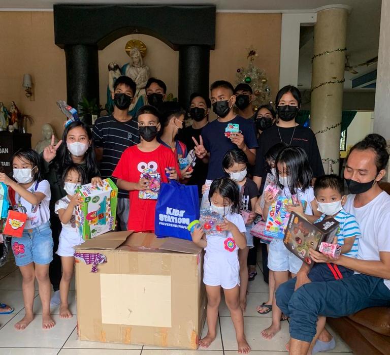 Kidz Station menyalurkan lebih dari 1.000 mainan kepada anak-anak yang kurang mampu melalui berbagai yayasan dan panti asuhan.