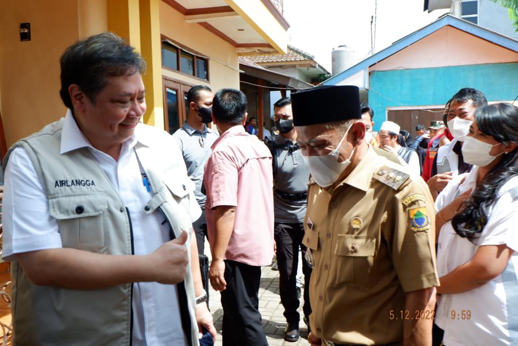 Ketua Tim Yayasan Cipta Karya Medika Airlangga Hartarto saat memberikan bantuan pada korban Gempa Cianjur