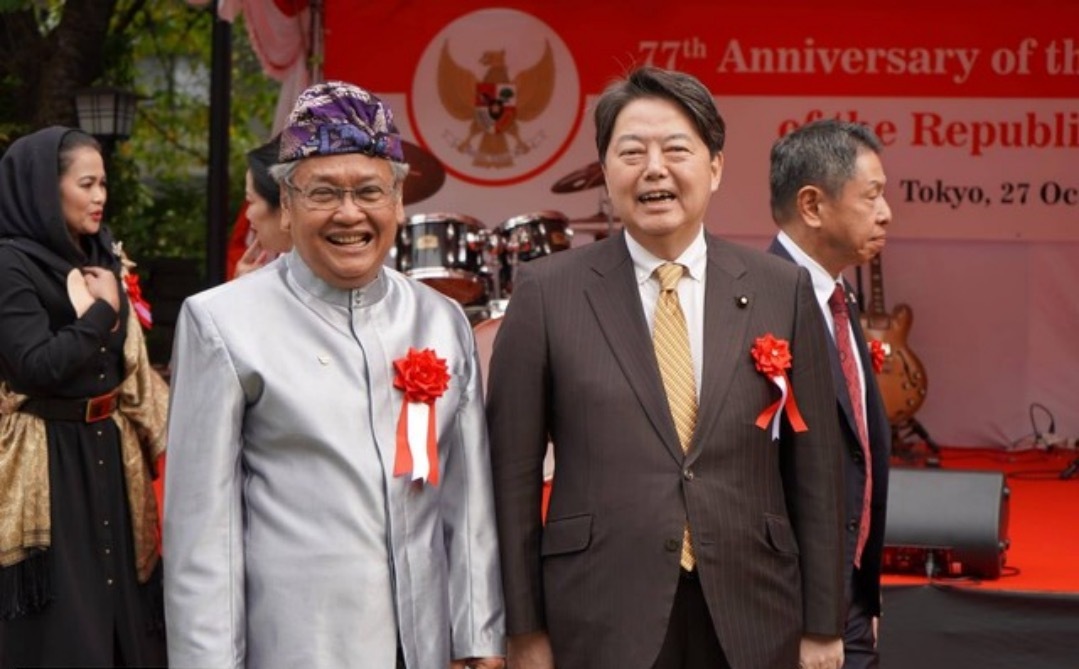 Dubes Heri Akhmadi bersama Menlu Jepang Hayashi Yoshimasa dalam Resepsi Diplomatik HUT ke-77 RI di Wisma Duta KBRI, Tokyo, Kamis (27/10).