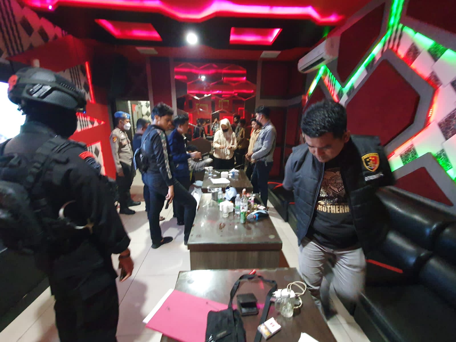 Polda Riau rutin melaksanakan kegiatan seperti operasi penindakan penyakit masyarakat di tempat-tempat hiburan.