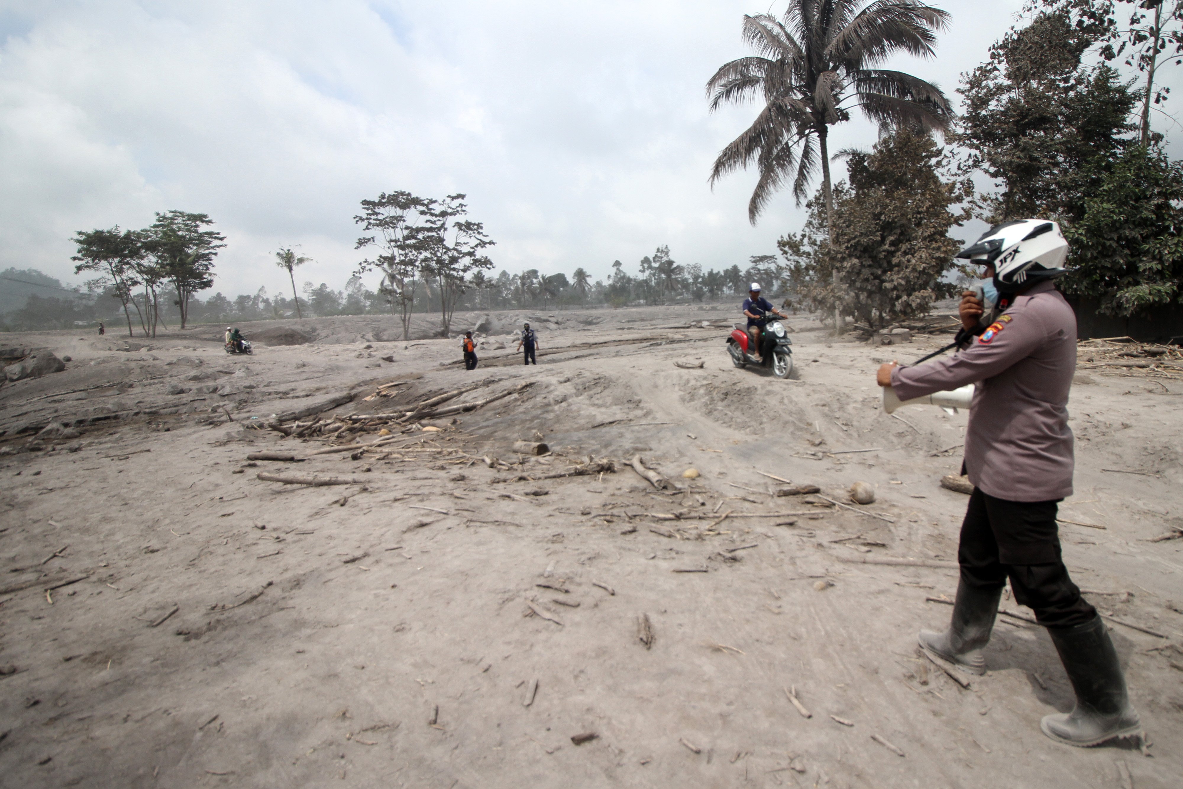 Polisi memberi imbauan tentang bahaya erupsi Gunung Semeru kepada warga Dusun Kajar Kuning, Desa Sumberwuluh, Lumajang, Senin (5/12).