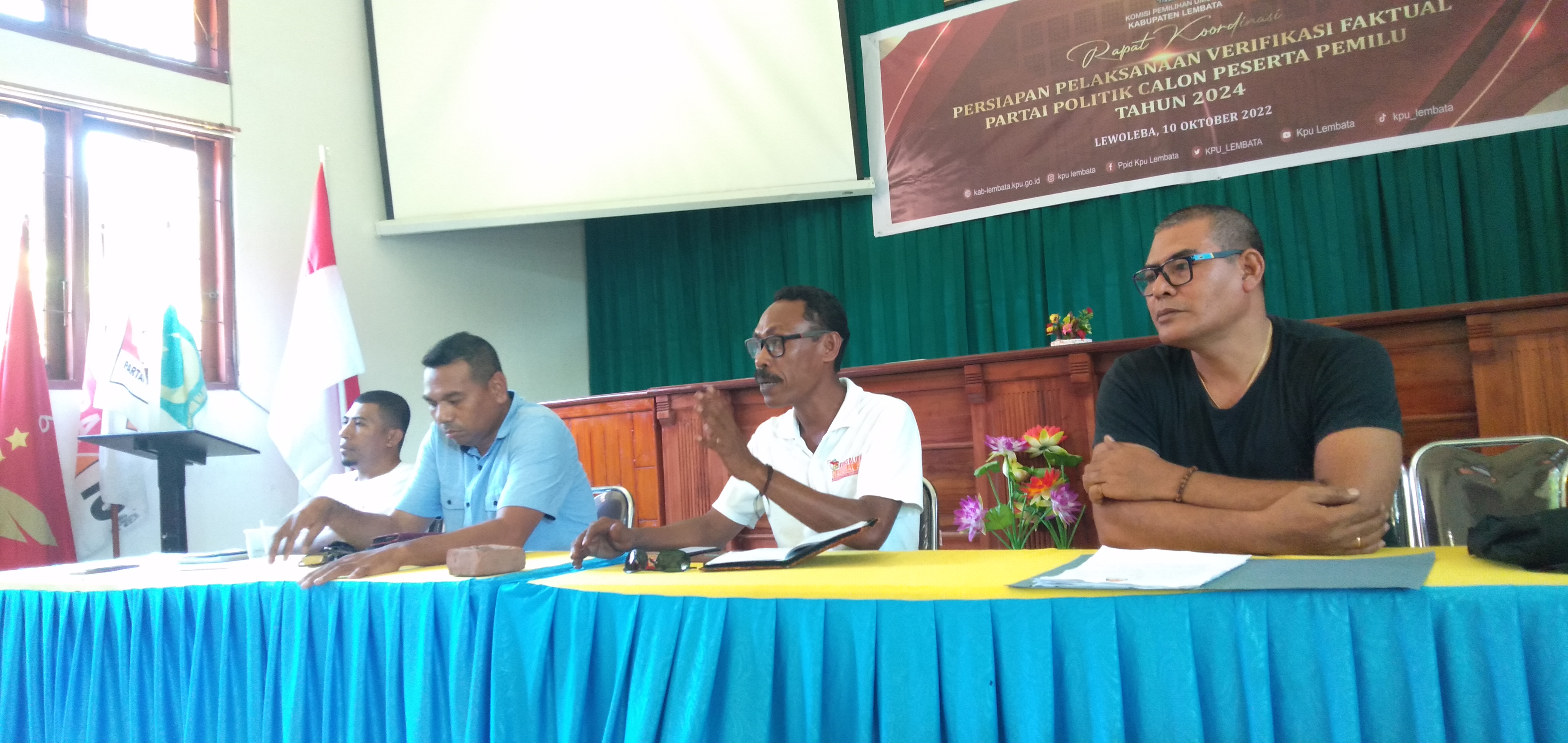 Komisioner KPU Lembata tengah memberikan keterangan pers