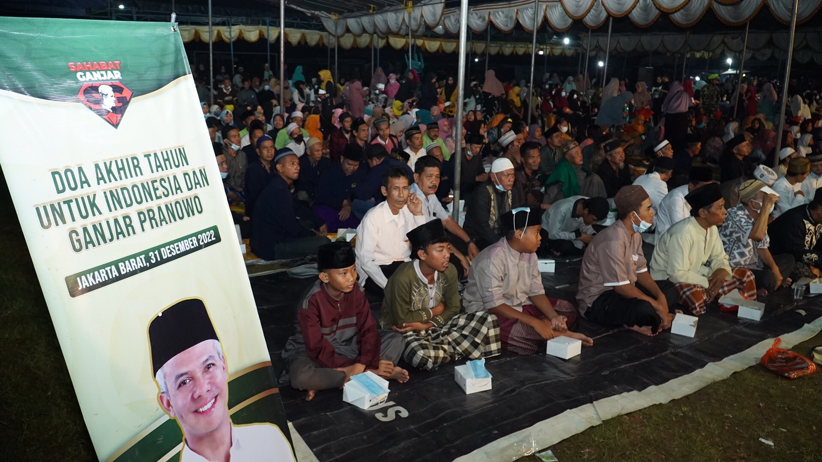 Sahabat Ganjar menggelar doa akhir tahun di Lapangan Pelbak Kebon Jahe, Cengkareng, Jakarta Barat.