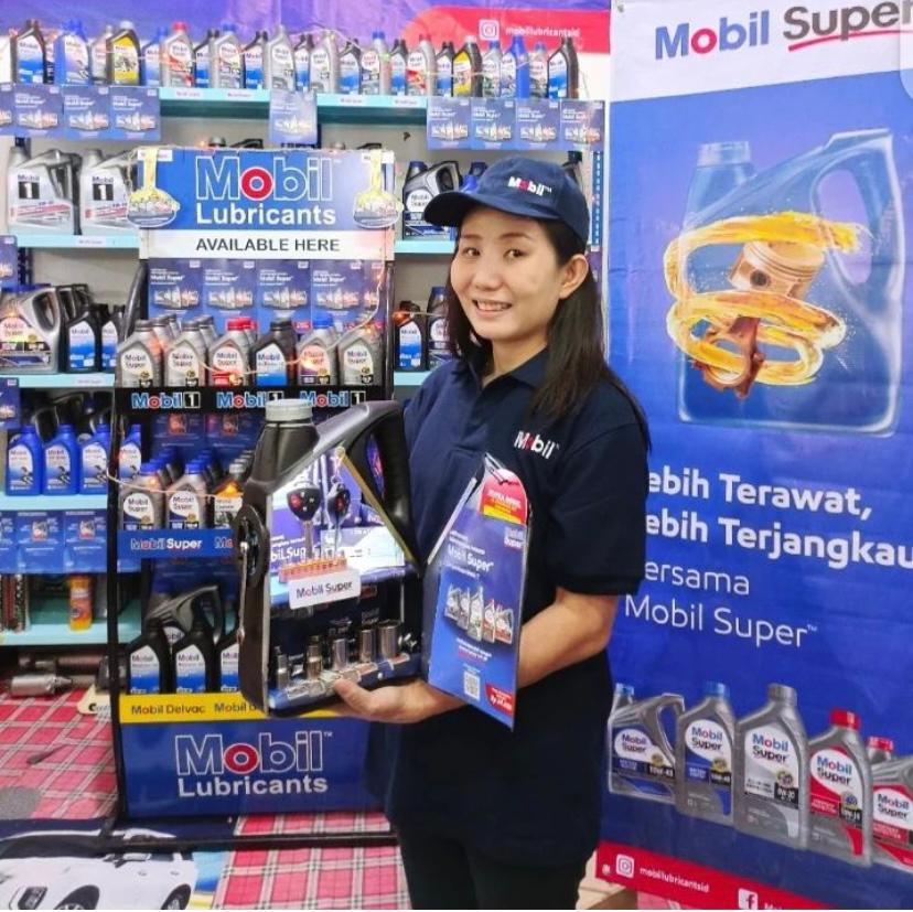 Pemilik gerai penjualan produk pelumas Mobil TM bersiap melayani pembeli