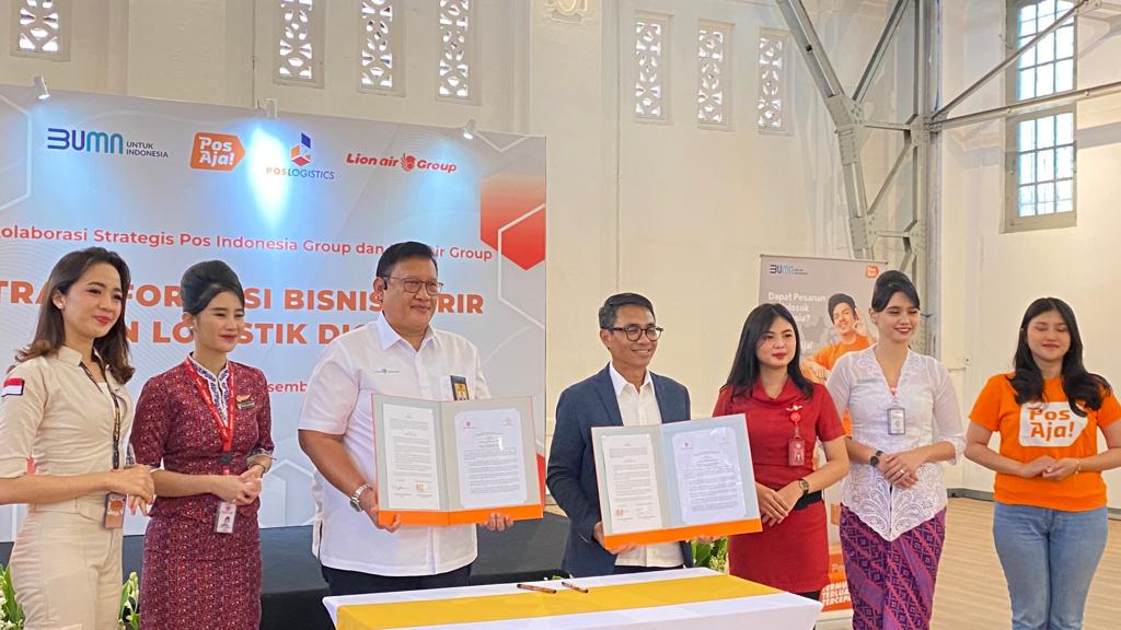 Penandatangan kerja sama antara Pos Indonesia Group, Pos Logistik Indonesia, dan Lion Air Group di Jakarta pada Rabu (28/12).