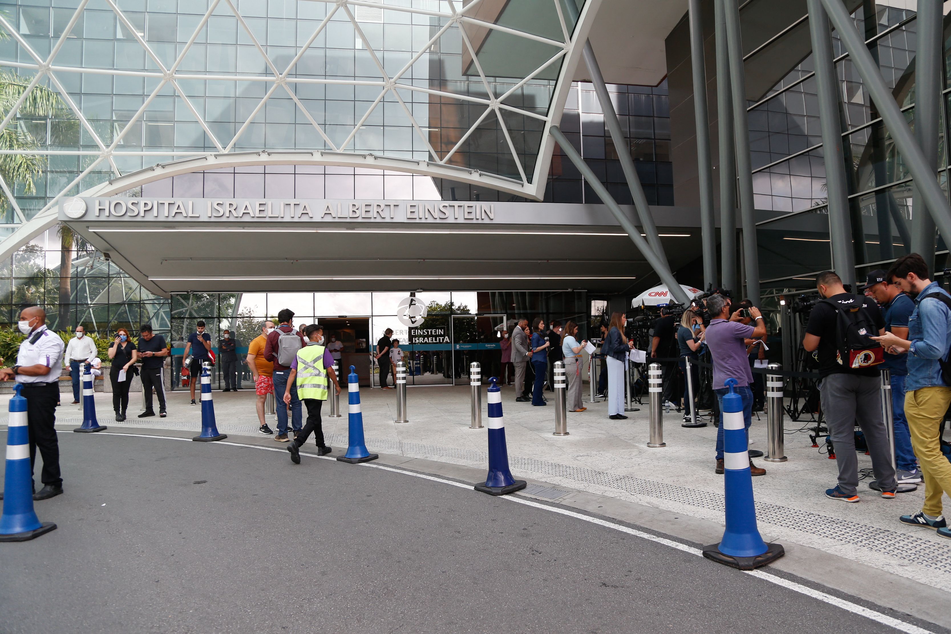 Orang-orang menunggu di depan RS Albert Einstein Israelite, tempat Pele meninggal dunia