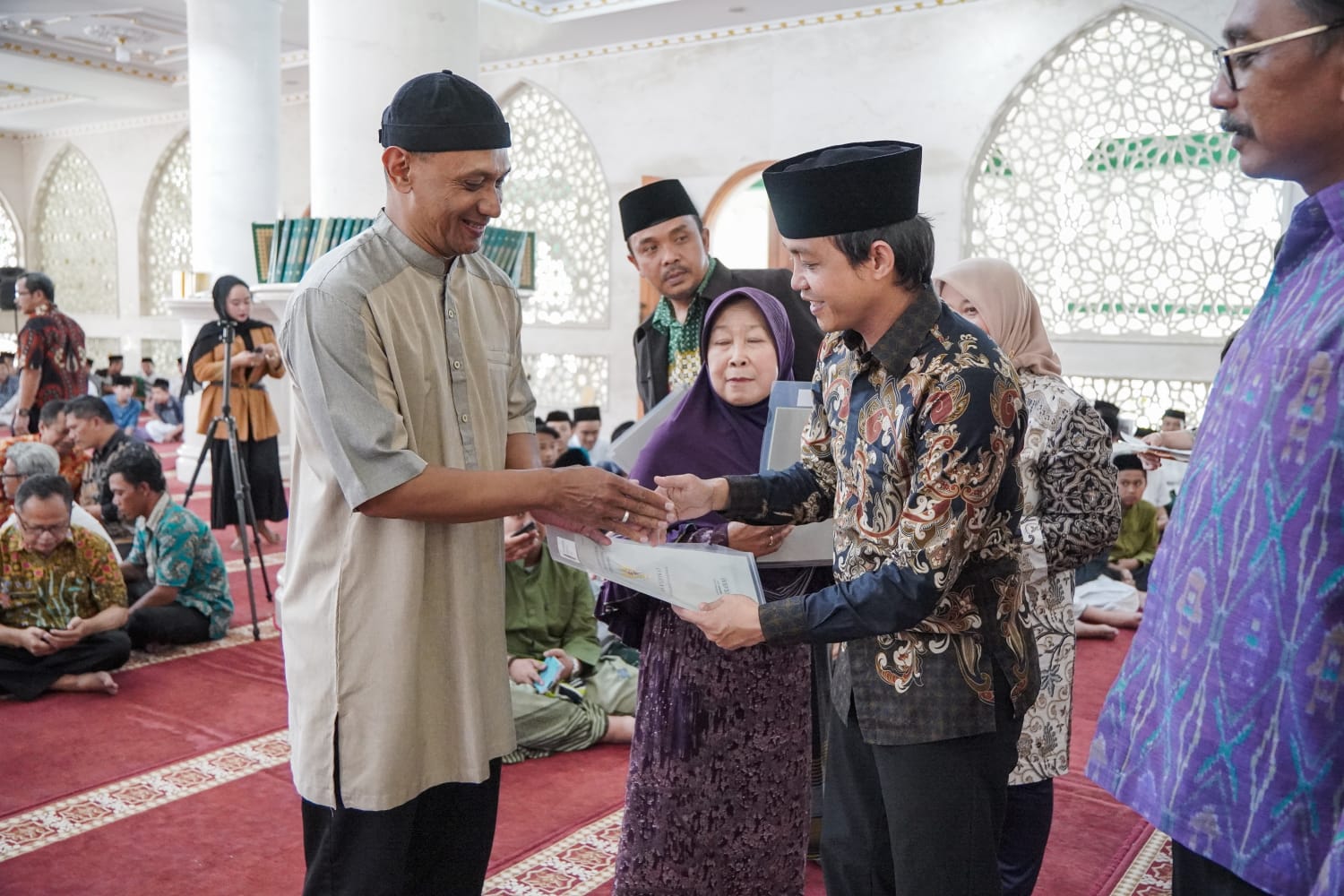 Wamen Agraria dan Tata Ruang /Badan Pertanahan Nasional Raja Juli Antoni menyerahkan 44 sertifikat tanah di Pesantren Al Mashturiyah, Jabar