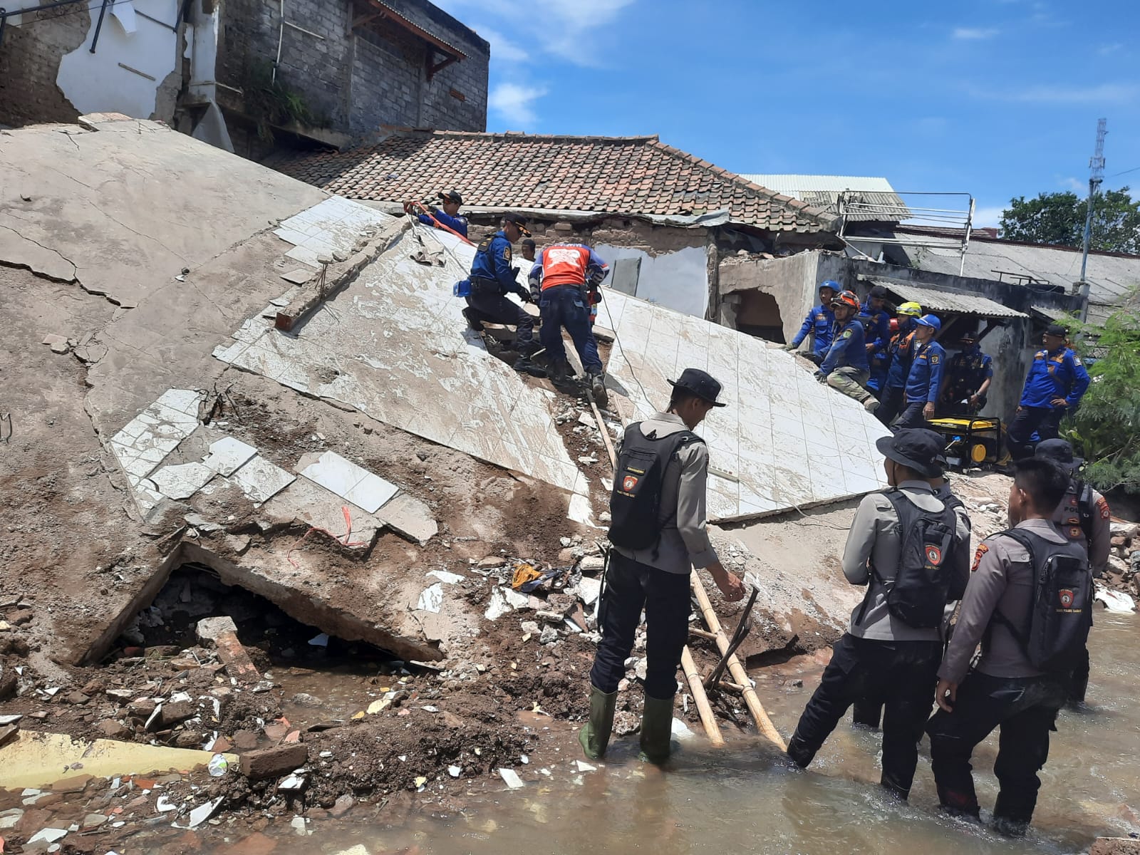 Kerusakan bangunan akibat gempa di Cianjur, Jawa Barat.