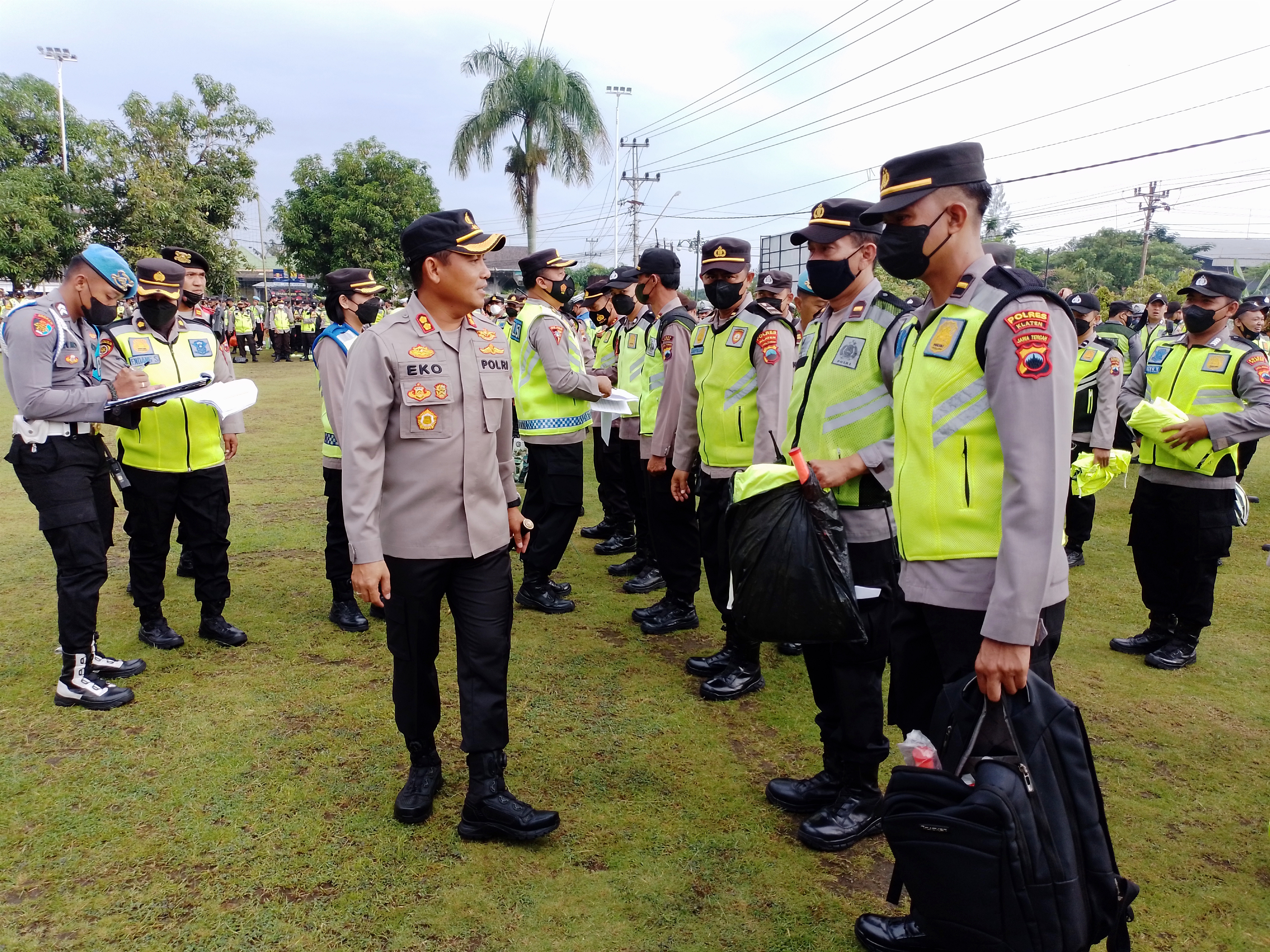 Kapolres Klaten, Jawa Tengah, AKB Eko Prasetyo memeriksa kesiapan anggotanya dalam pengamanan jalur Yogyakarta-Solo 