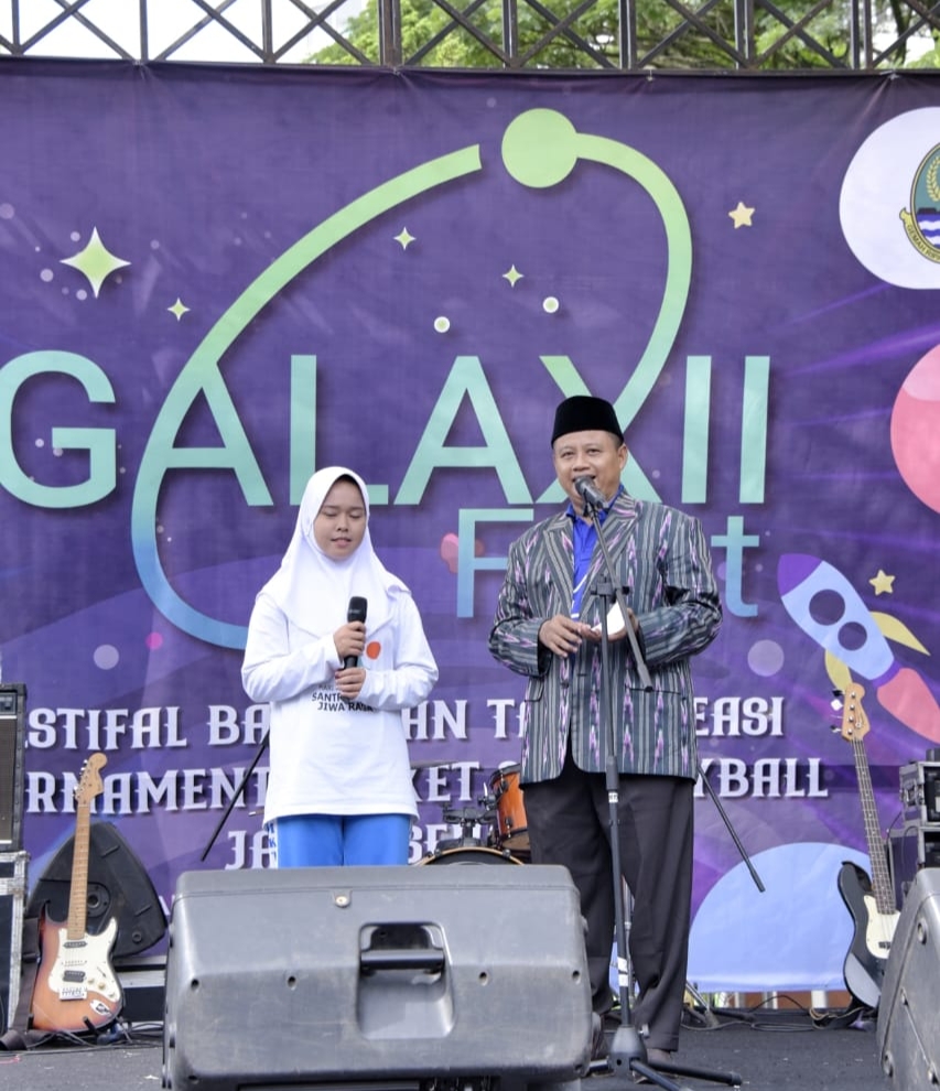Wakil Gubernur Jawa Barat Uu Ruzhanul Ulum bersama seorang pelajar putri di Tasikmalaya