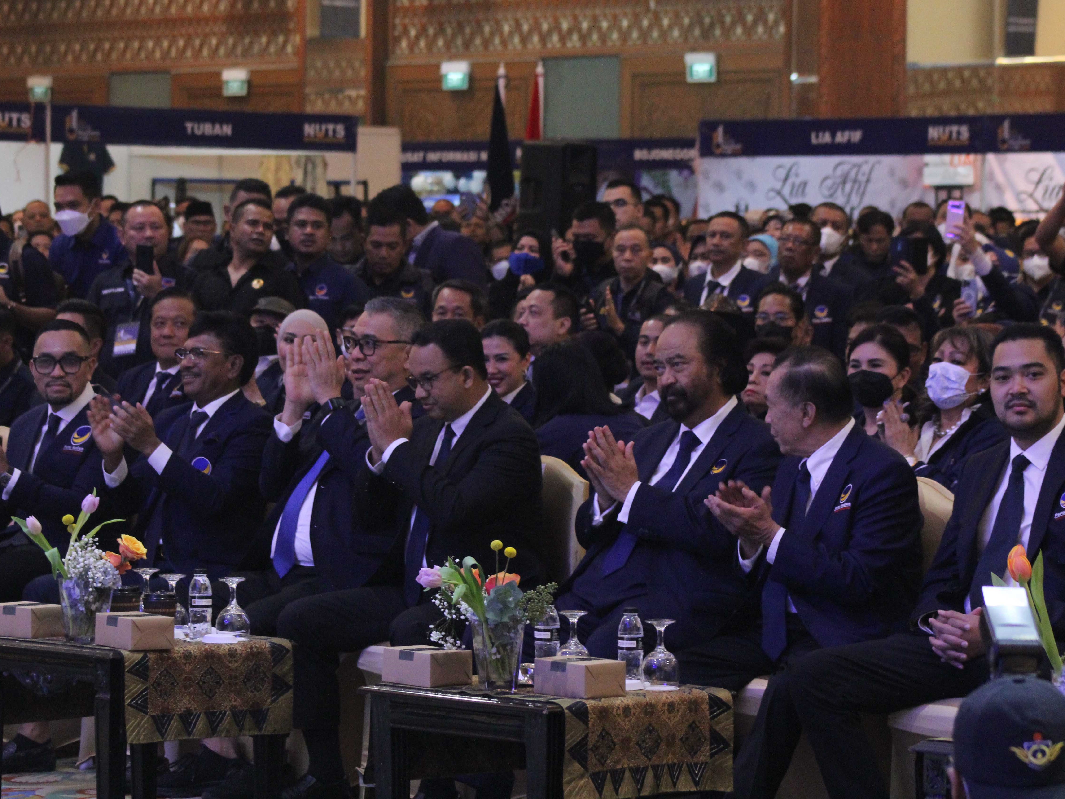 Calon Presiden Partai NasDem Anies Baswedan (tengah) memberikan salam jajaran pengurus DPP Partai NasDem.