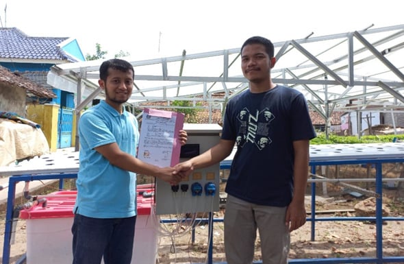 Penyerahan sistem pengatur air, nutrisi, pH dan pemantau suhu otomatis kepada petani hidroponik Indramayu